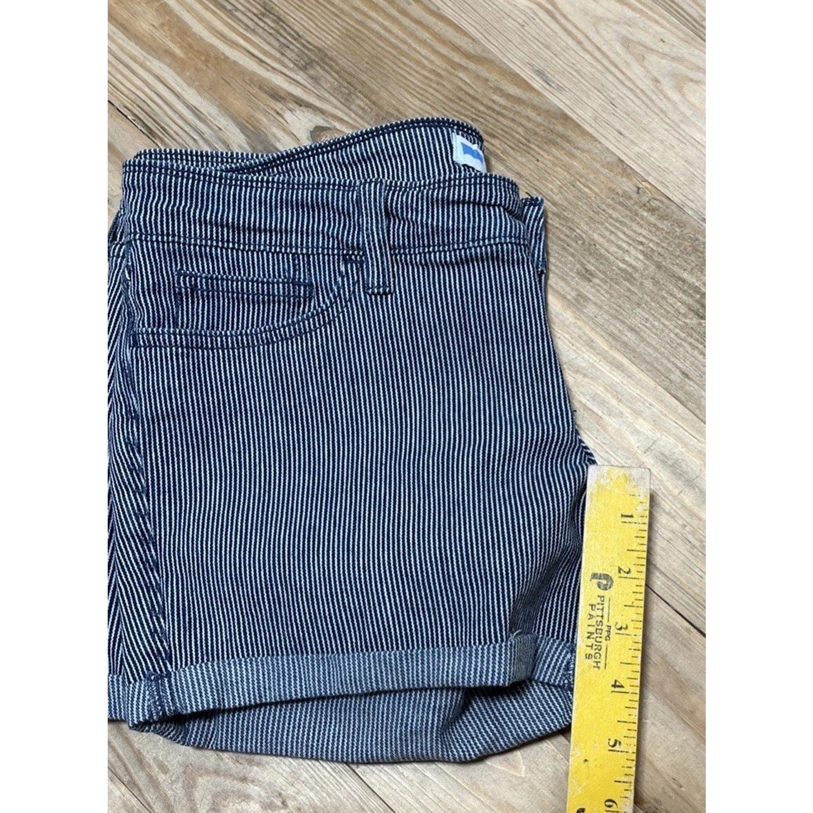Levi's Denim Shorts Blue Conductor stripes 5 Pocket Zip Closure Roll Cuff 7/28