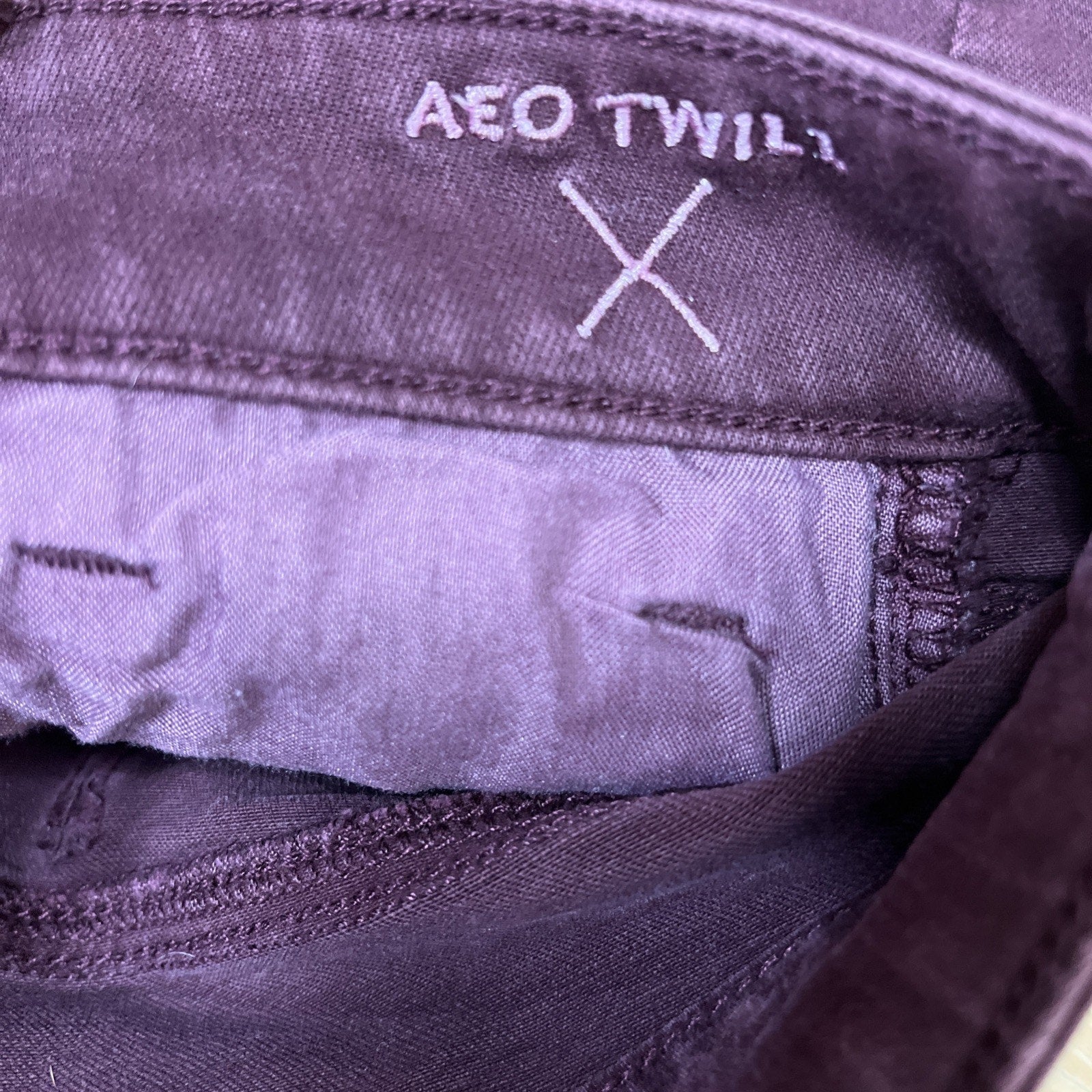 AMERICAN EAGLE AEO Twill X Burgundy Super Stretch Midi Shorts Size 0