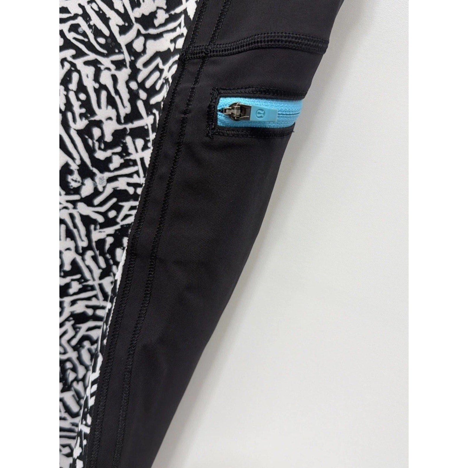 Lululemon Run Top Speed Crop Tight Leggings, Size 4 Animal Print Black White 18”