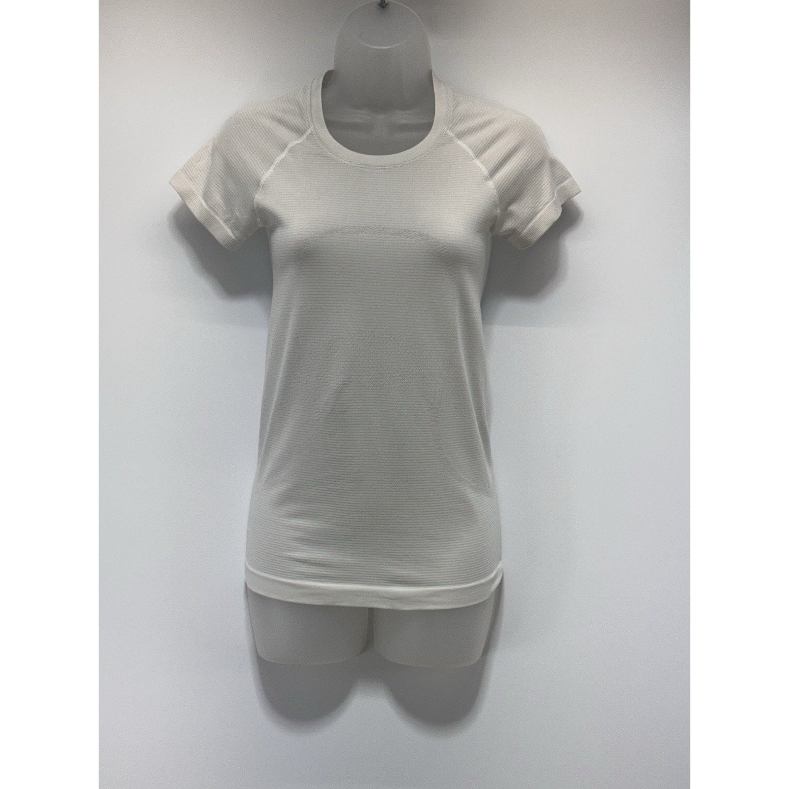 Lululemon Swiftly Tech T Shirt Ivory Athletic Tee Women’s Measures 25 Bust X 24