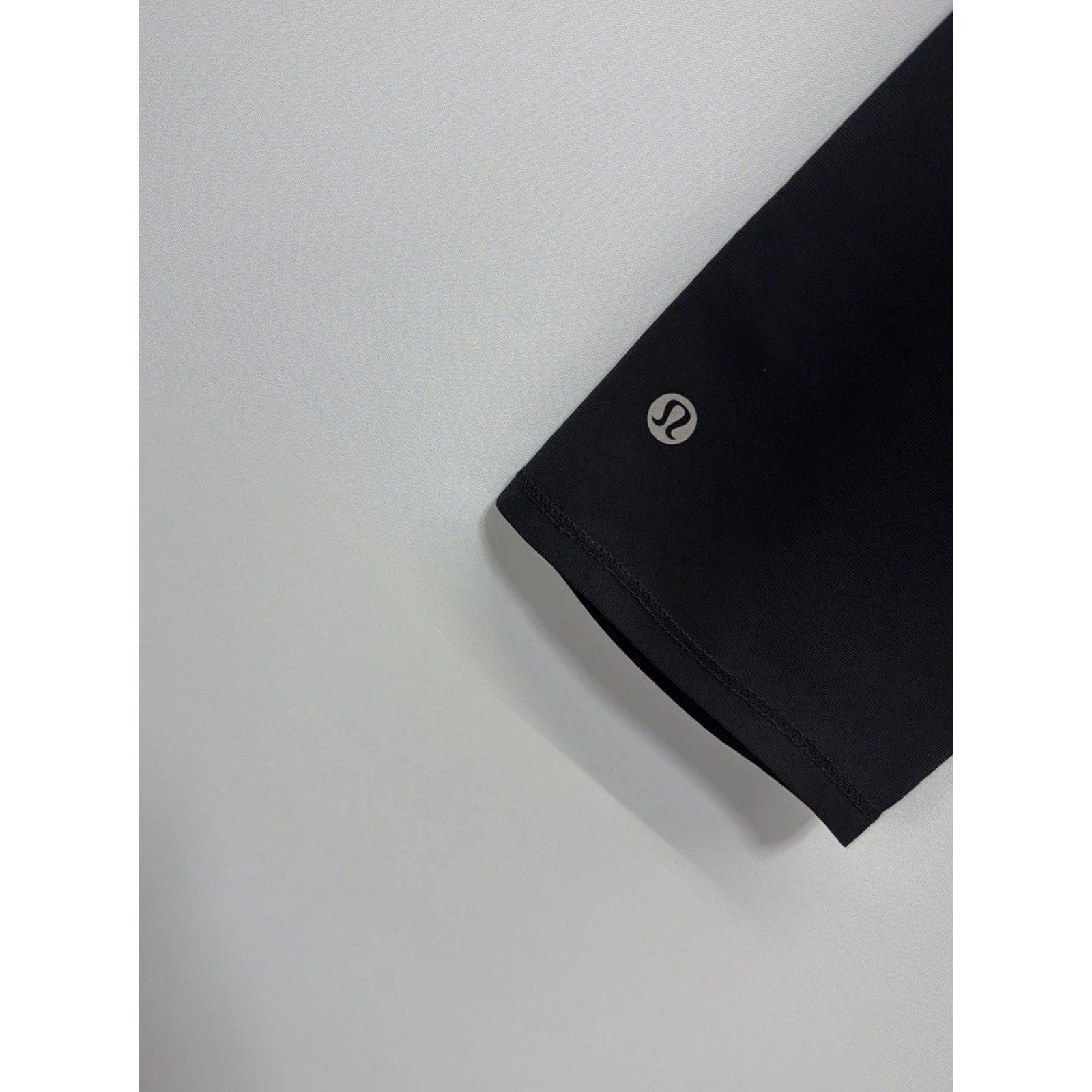 Lululemon Training Tough crop size 6 Black capri leggings with mesh