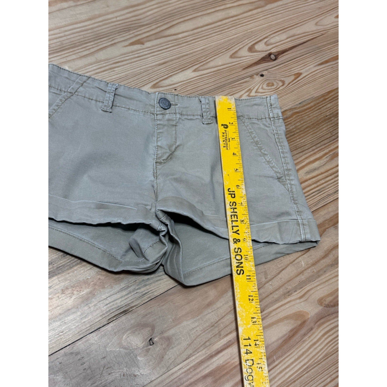Aeropostale Flat Front Chino Midi Shorts Khaki Brown 3" Inseam Mid Rise Size 2