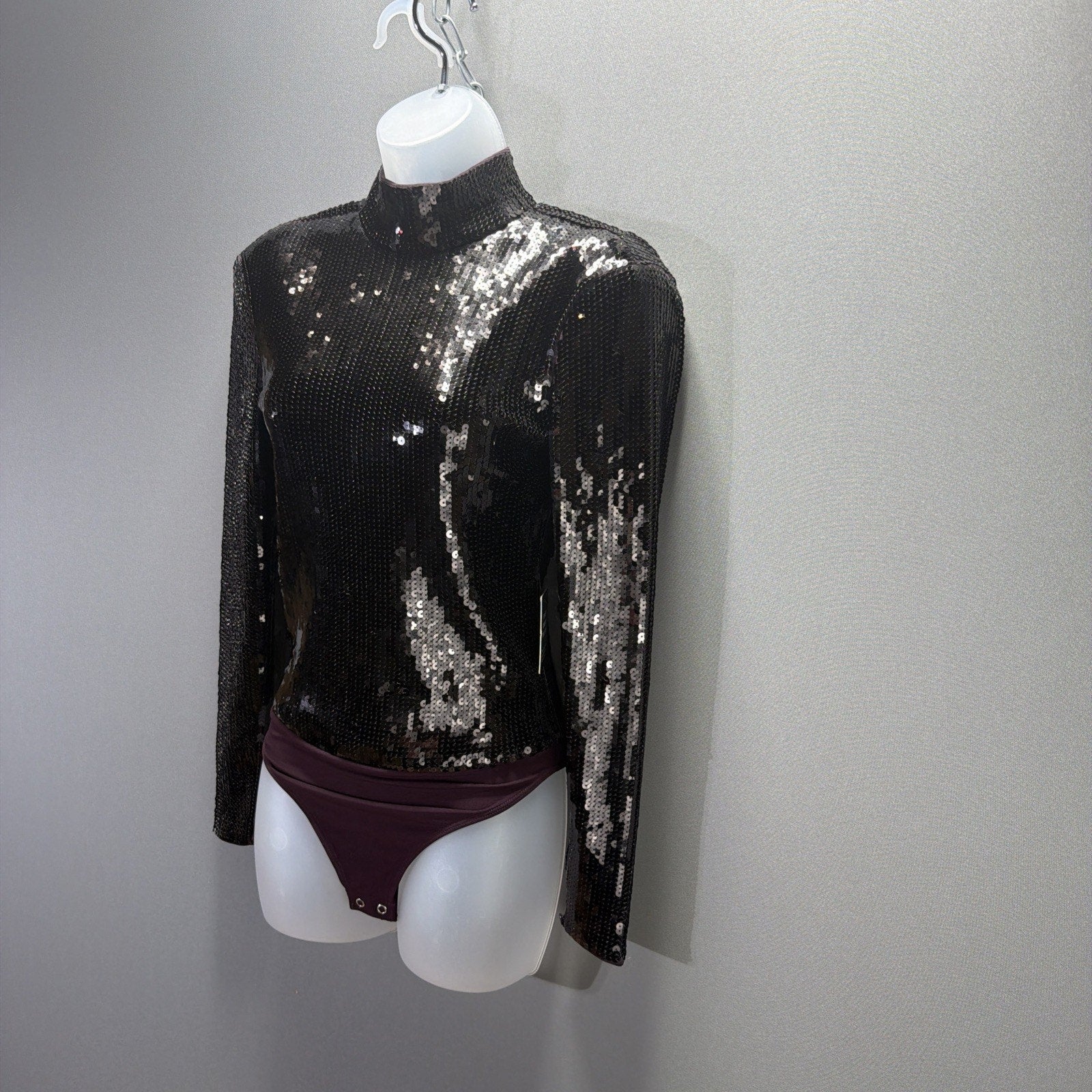 EXPRESS Women Sequin Padded Shoulder Thong Bodysuit Size XS Stretch NWT