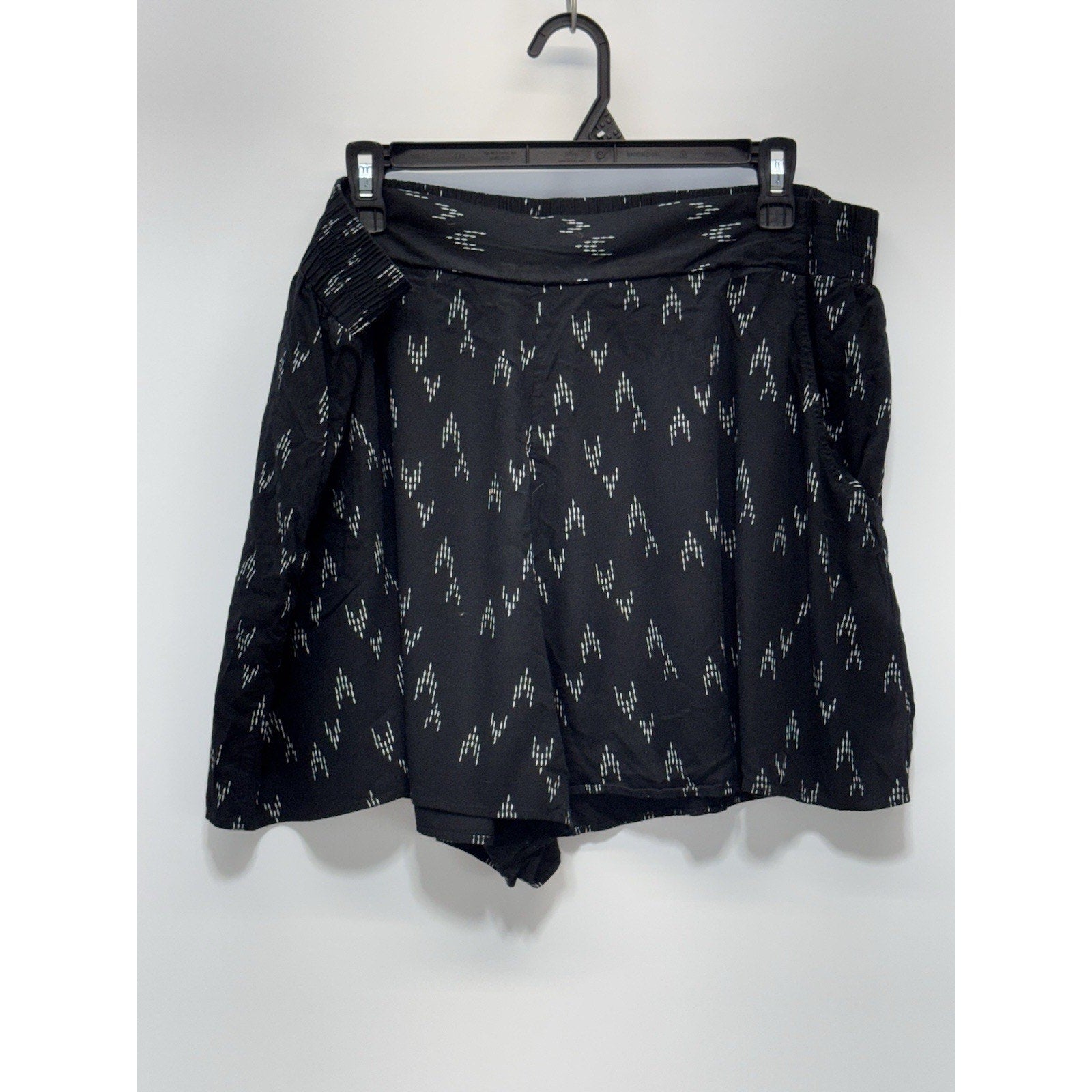 AVA & VIV Rayon Shorts 1X Black/White Elastic Back Waist 36” Unstretched Pockets