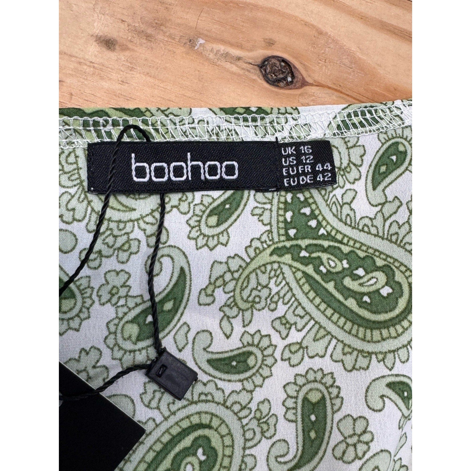 Boohoo Jumpsuit Green Paisley Green Shorts Dress Tied Front Women’s Size 12 NWT