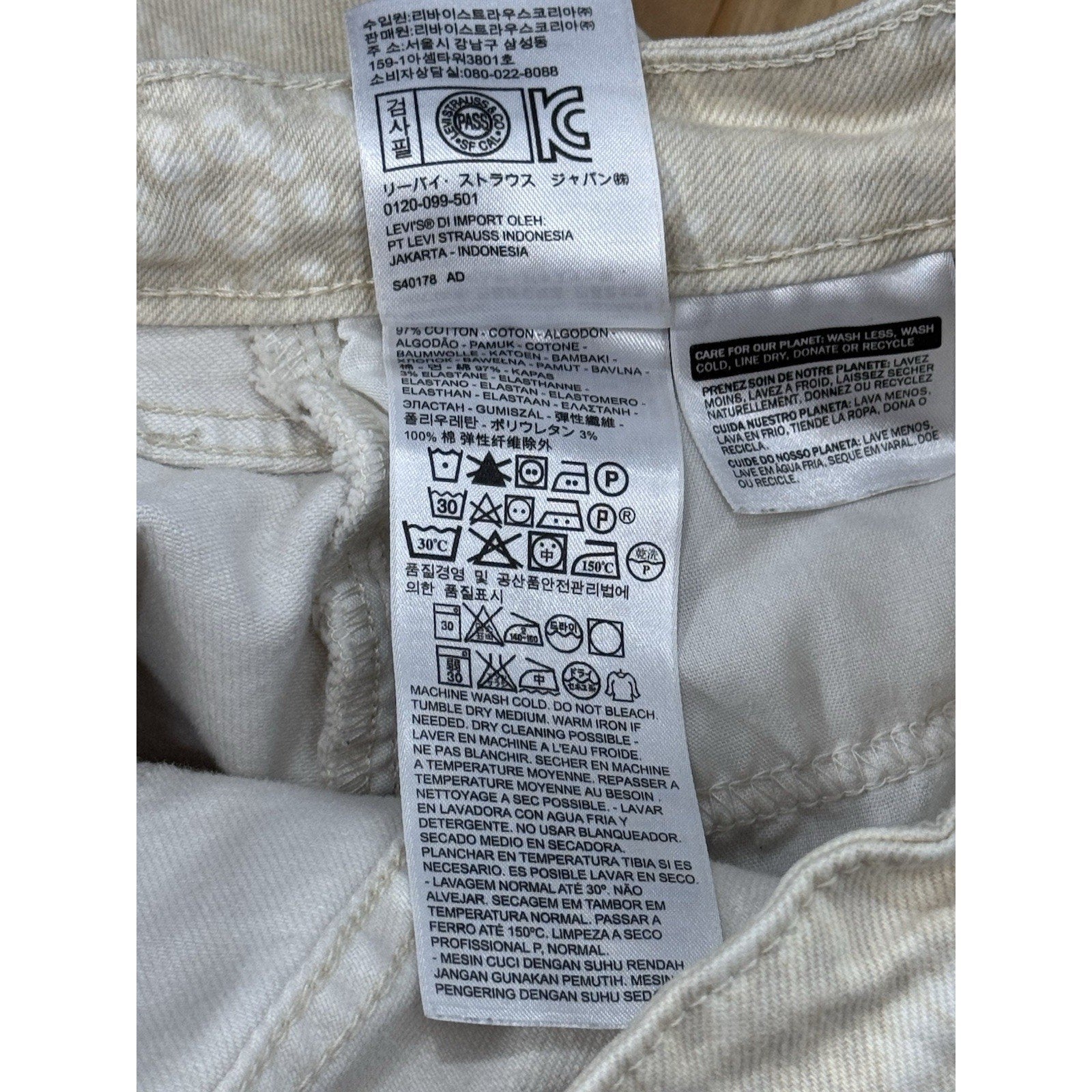 Levi's Size 6M Women’s Legging Jeans Inseam 28” Printed Cream and White