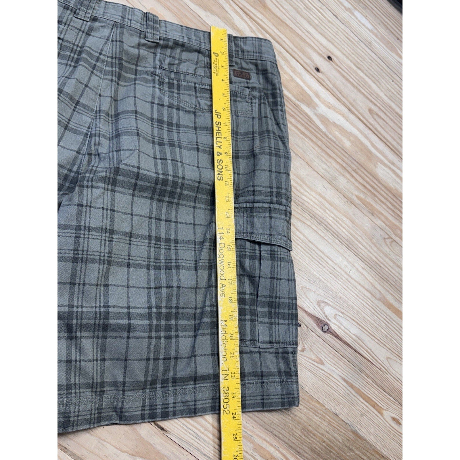 IZOD Men’s Green Plaid Cargo 100% Cotton Shorts Men’s Size 42