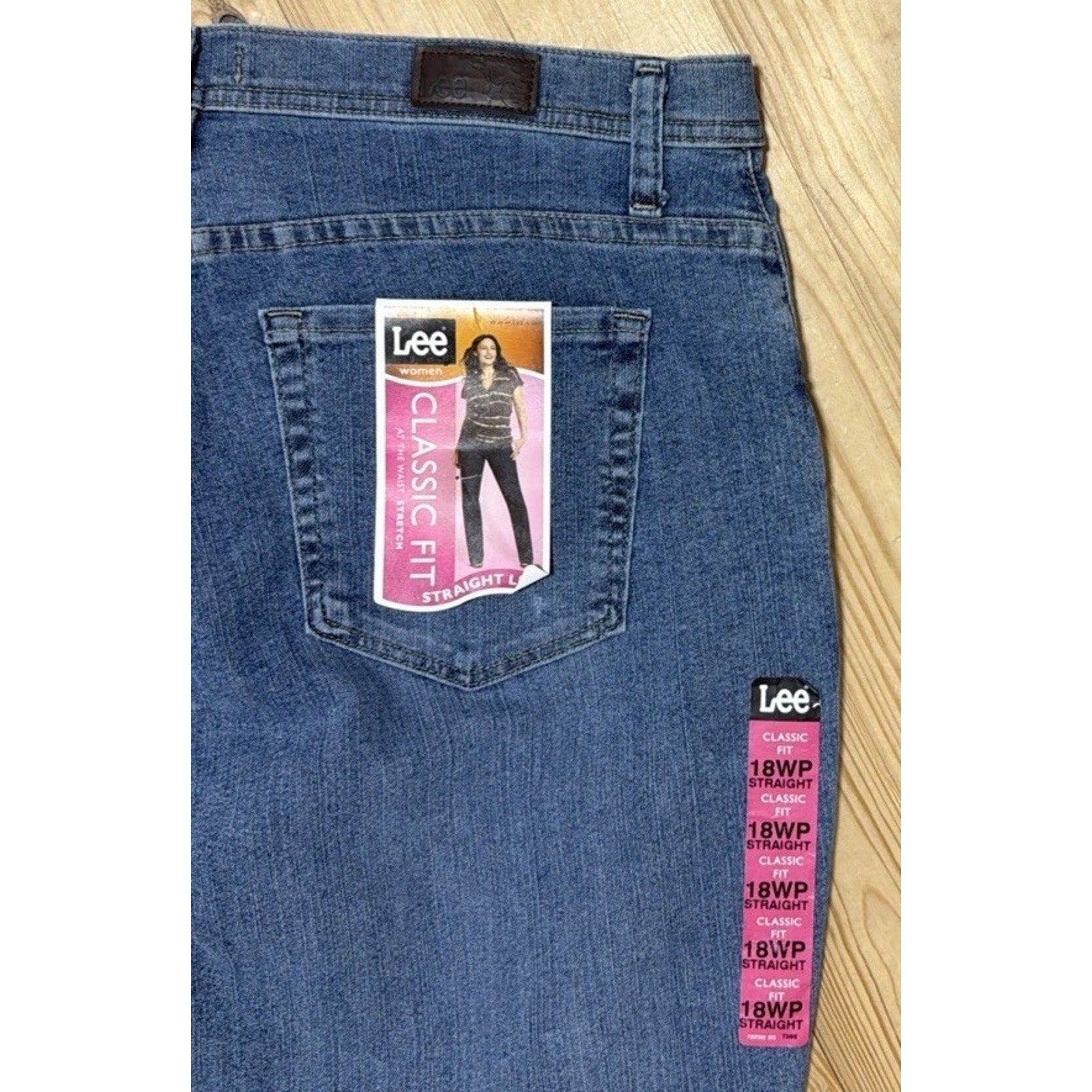 NWT LEE CLASSIC FIT STRAIGHT LEG STRETCH POLY/COTTON JEANS SZ 18W Petite