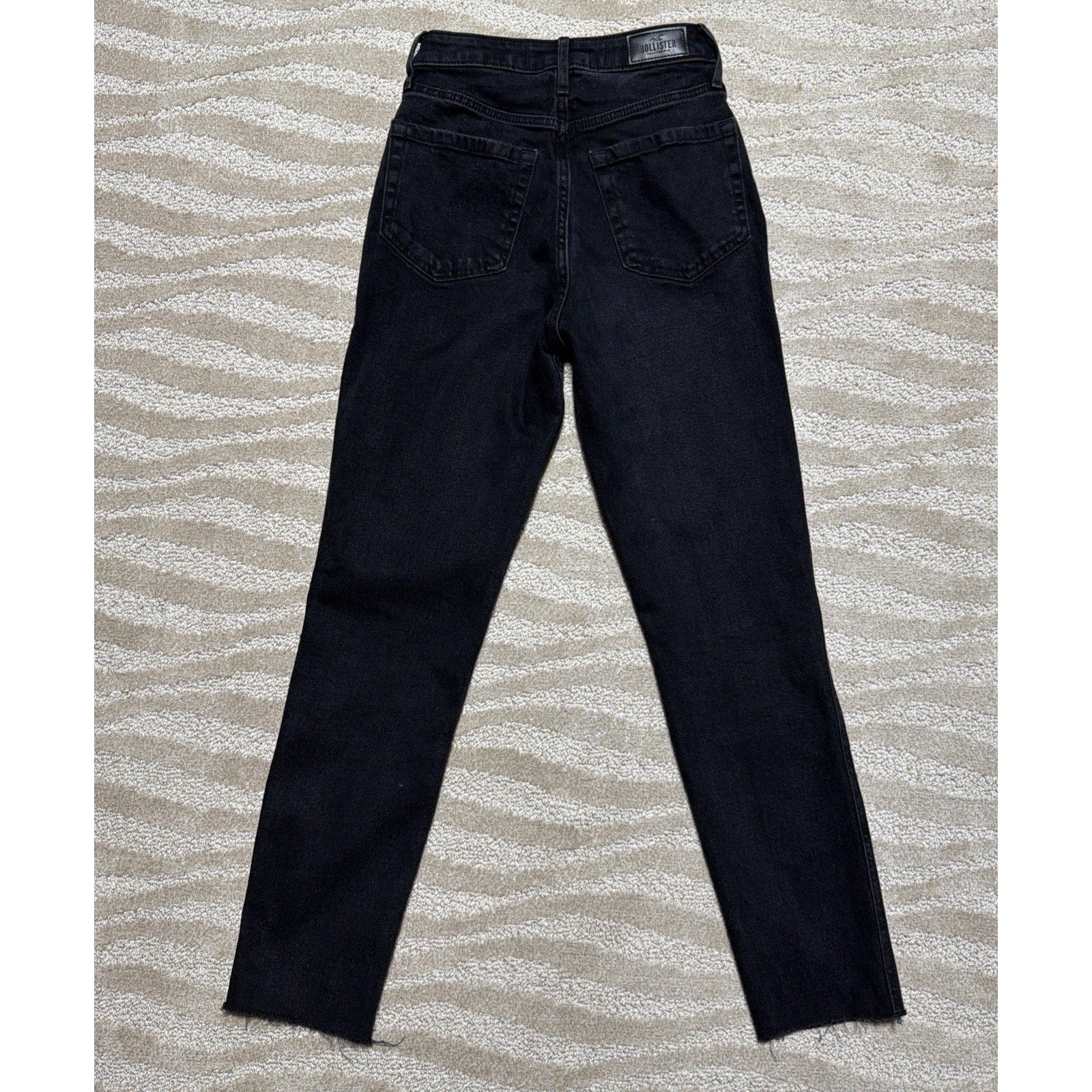 Hollister Women’s Black Denim Ultra High-Rise Mom Jean Sz 00R 23x27 Raw Hem