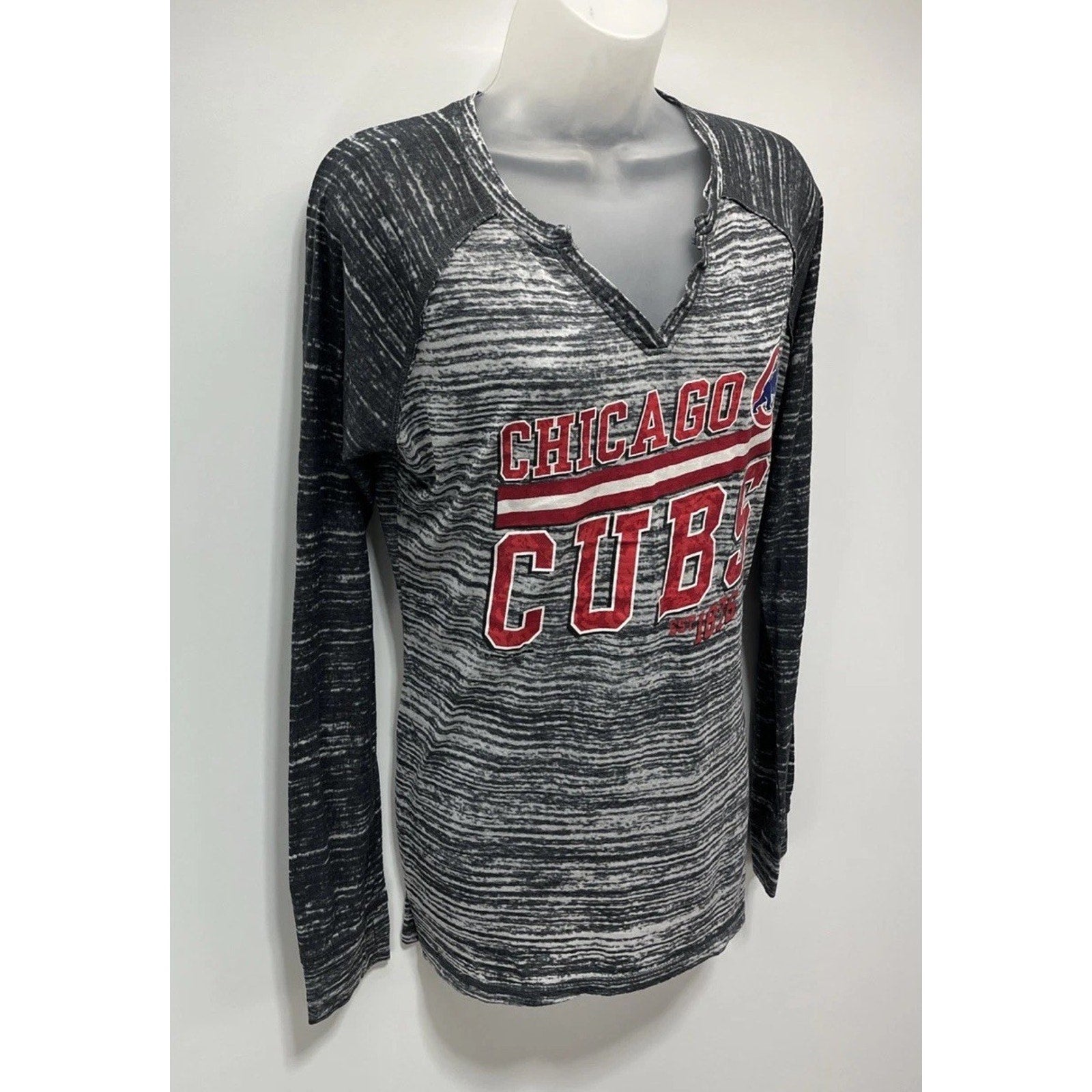 Chicago Cubs MLB Genuine Merchandise Womens Large Gray Long Sleeve V Neck Tee