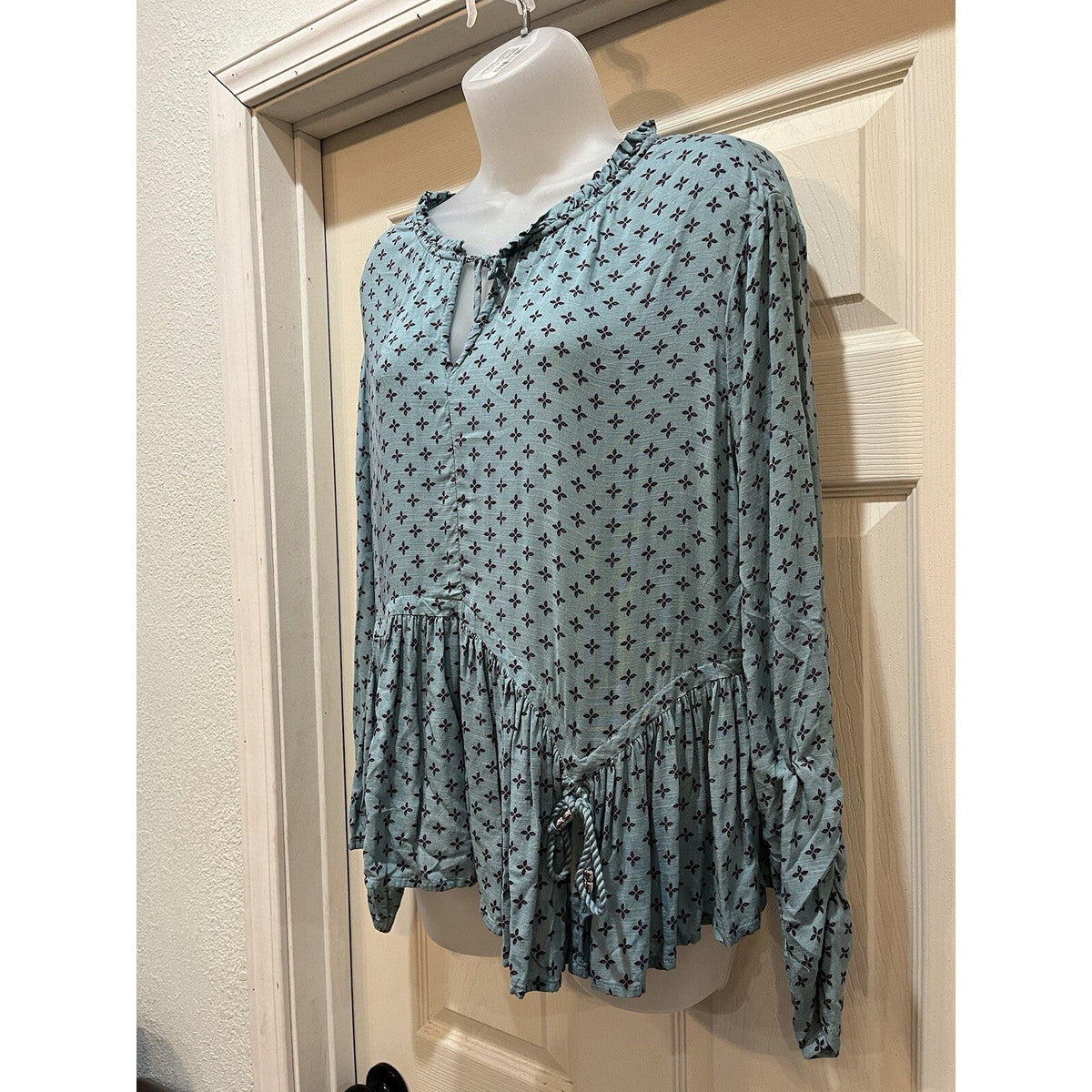 Time And Tru Green Purple Geo Women's Size Medium Ruffled Bottom Flutter Sleeve