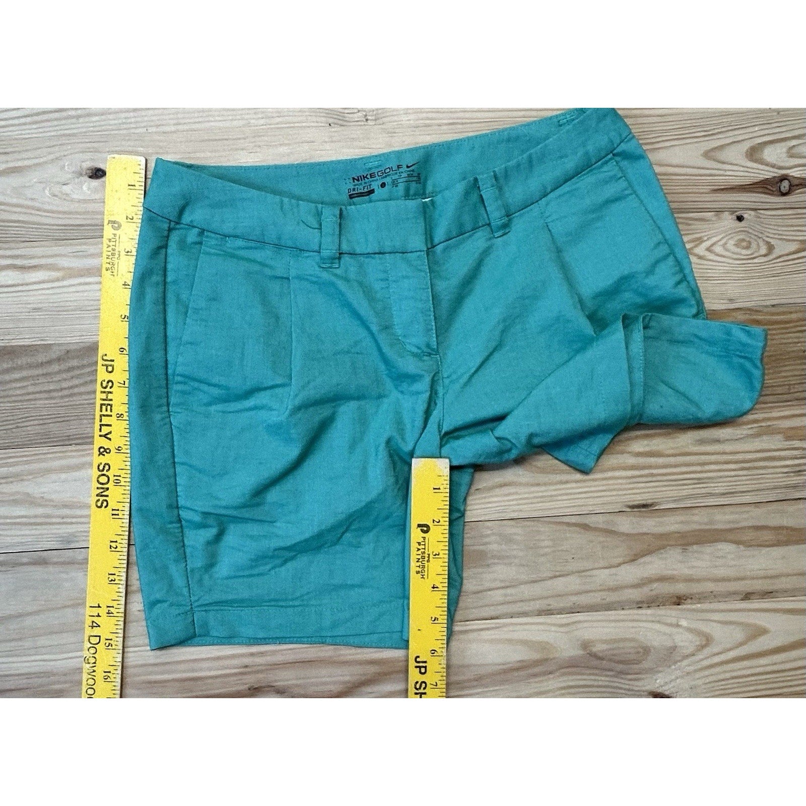 Nike Golf Shorts Women’s 2 DRI-FIT Green W Clasp And Button Waist Swoosh Pocket.