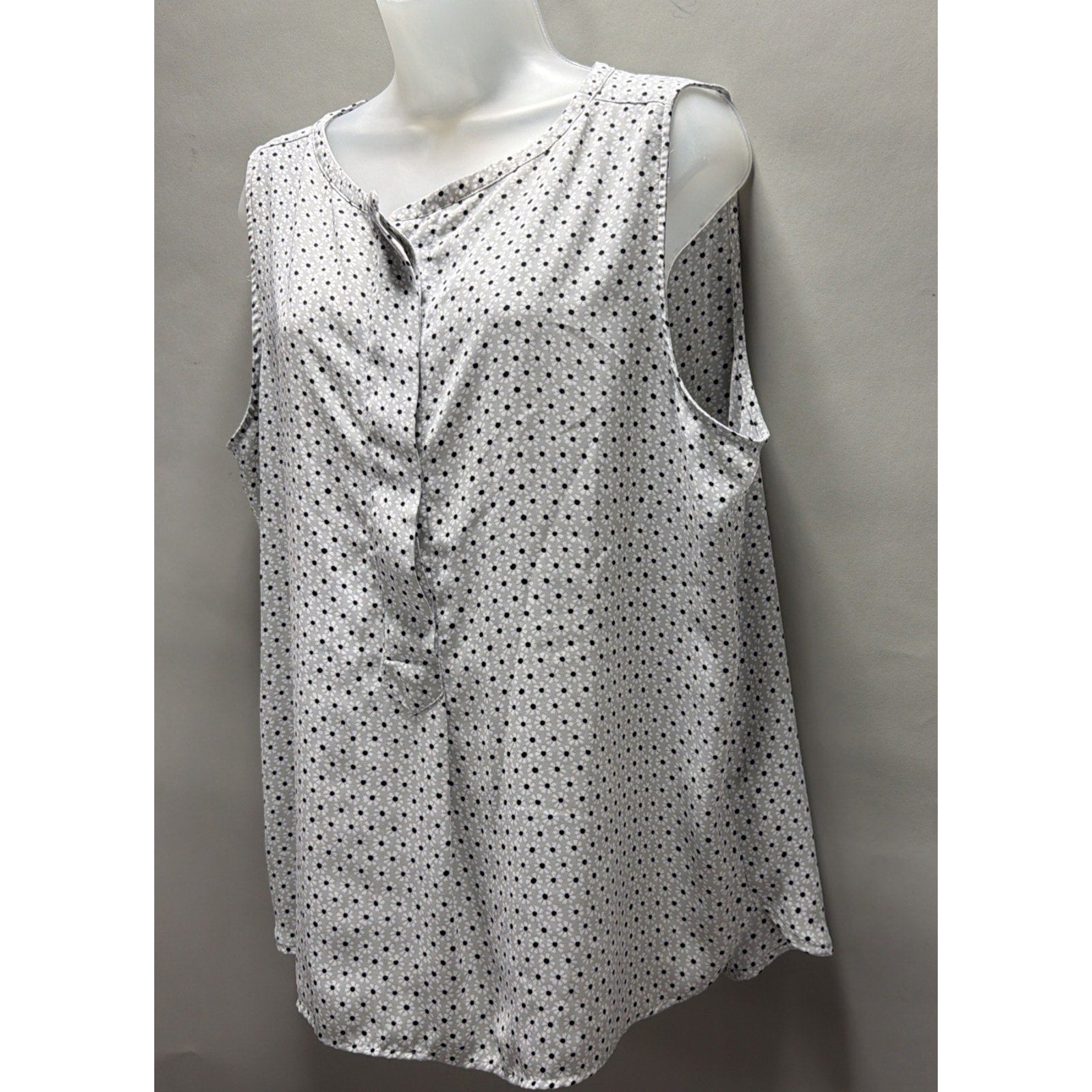 Loft Top Womens XL sleeveless partial button down Black White And Grey Floral