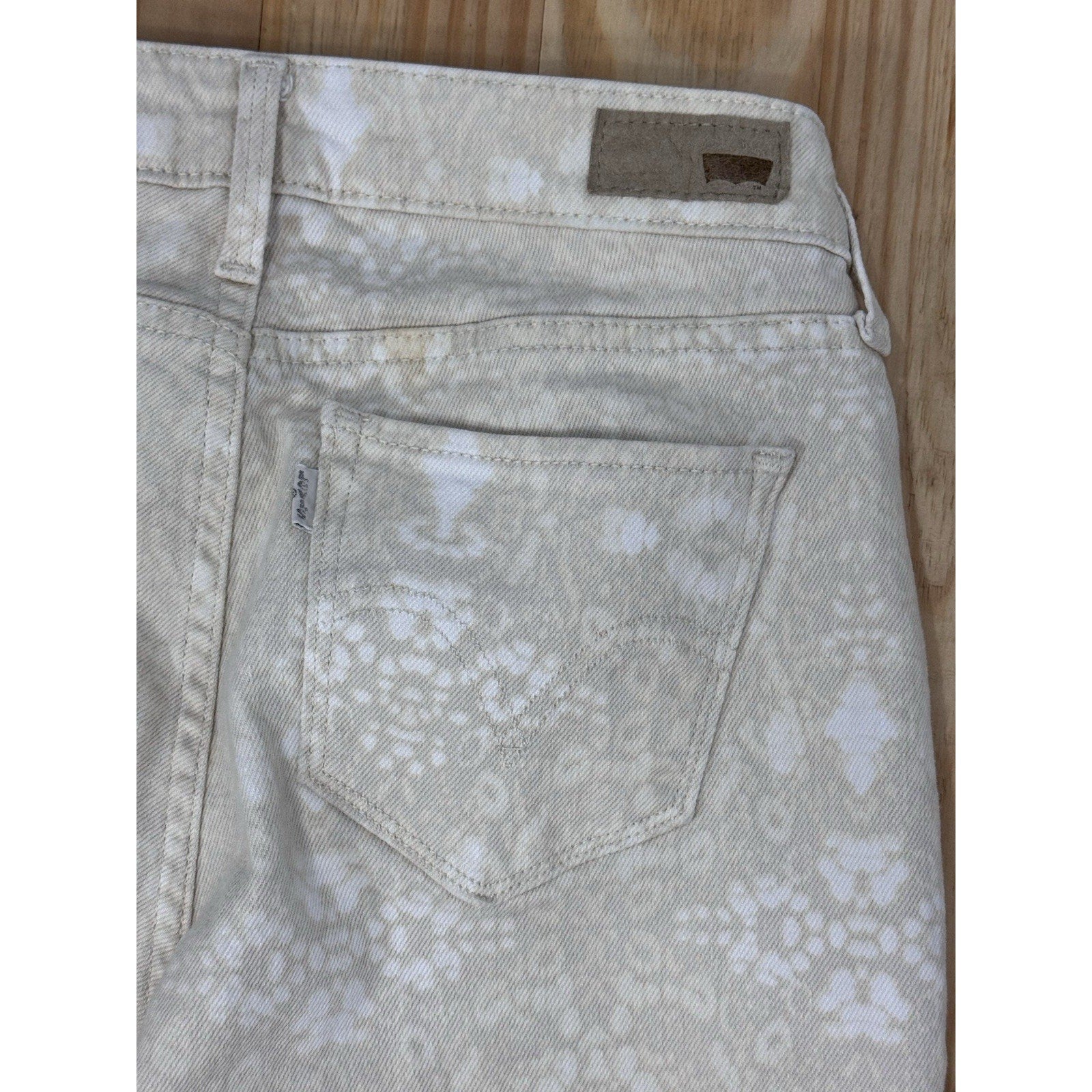 Levi's Size 6M Women’s Legging Jeans Inseam 28” Printed Cream and White