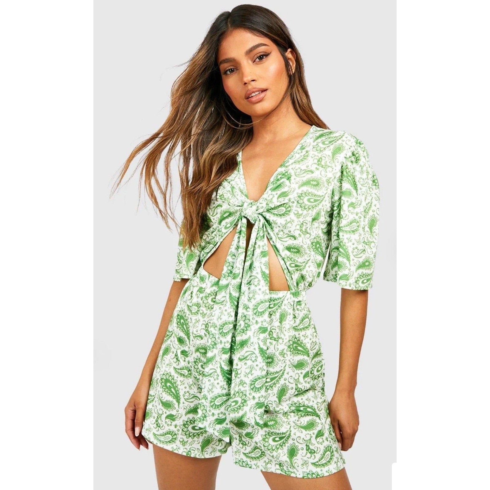 Boohoo Jumpsuit Green Paisley Green Shorts Dress Tied Front Women’s Size 12 NWT