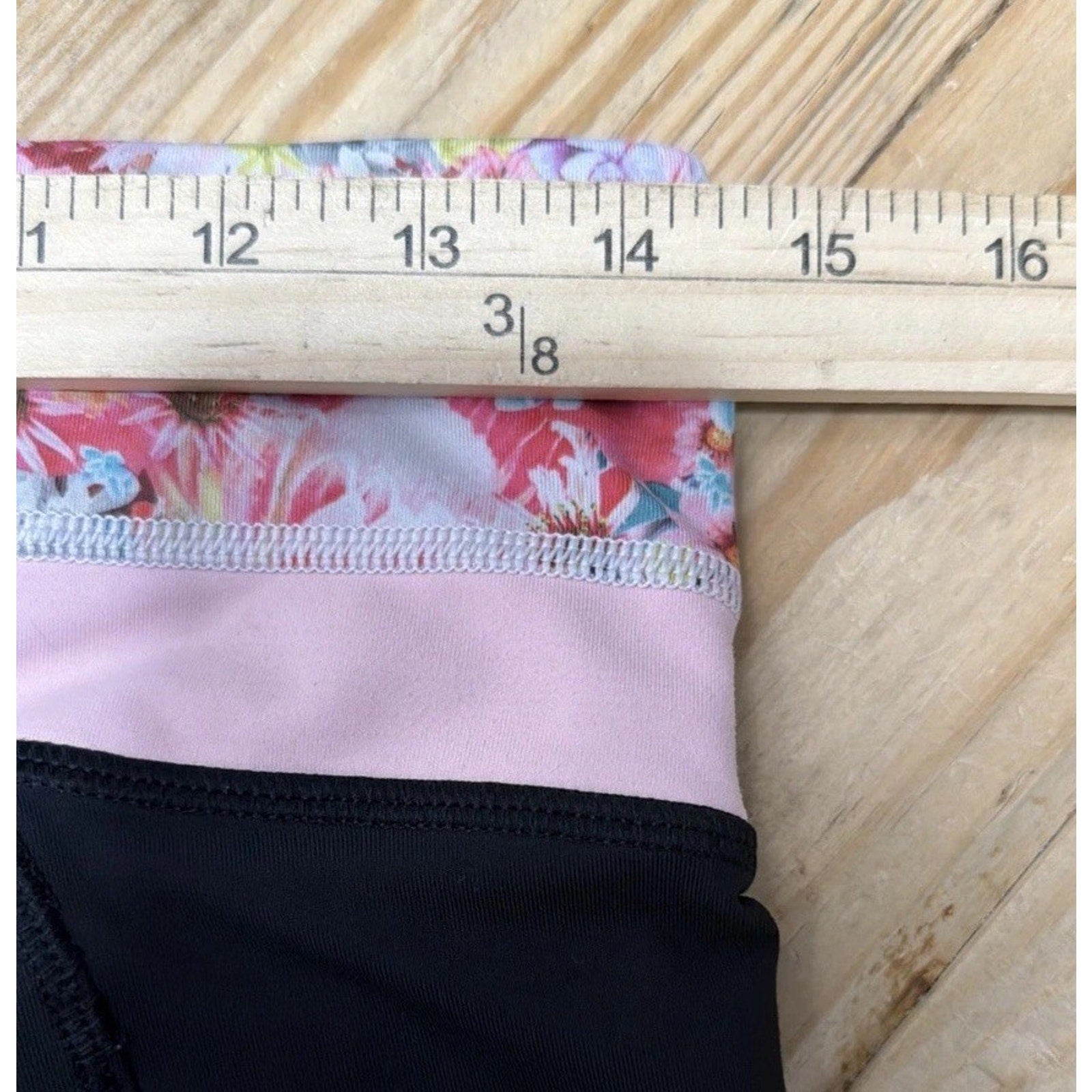 Lululemon Leggings Women's 6 Black Pink Floral Waist Band Cropped Capri Pants