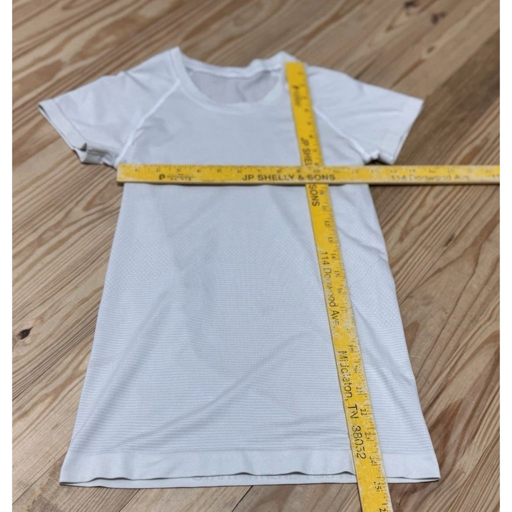 Lululemon Swiftly Tech T Shirt Ivory Athletic Tee Women’s Measures 25 Bust X 24