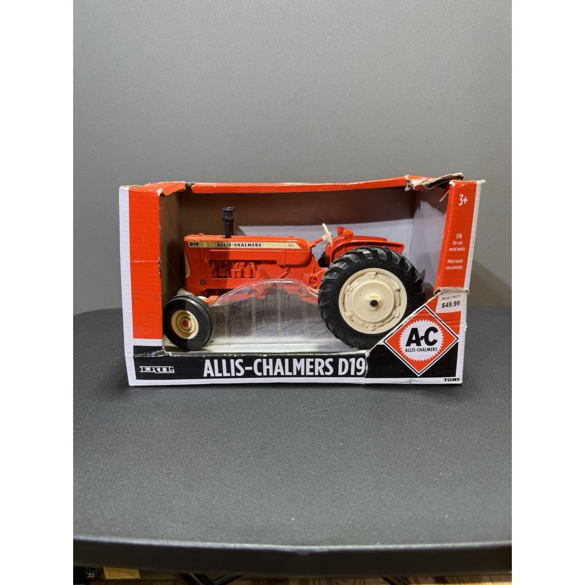 ERTL Allis Chalmers D19 Tractor 1:16 Diecast Model 16311 Orange w/ Box