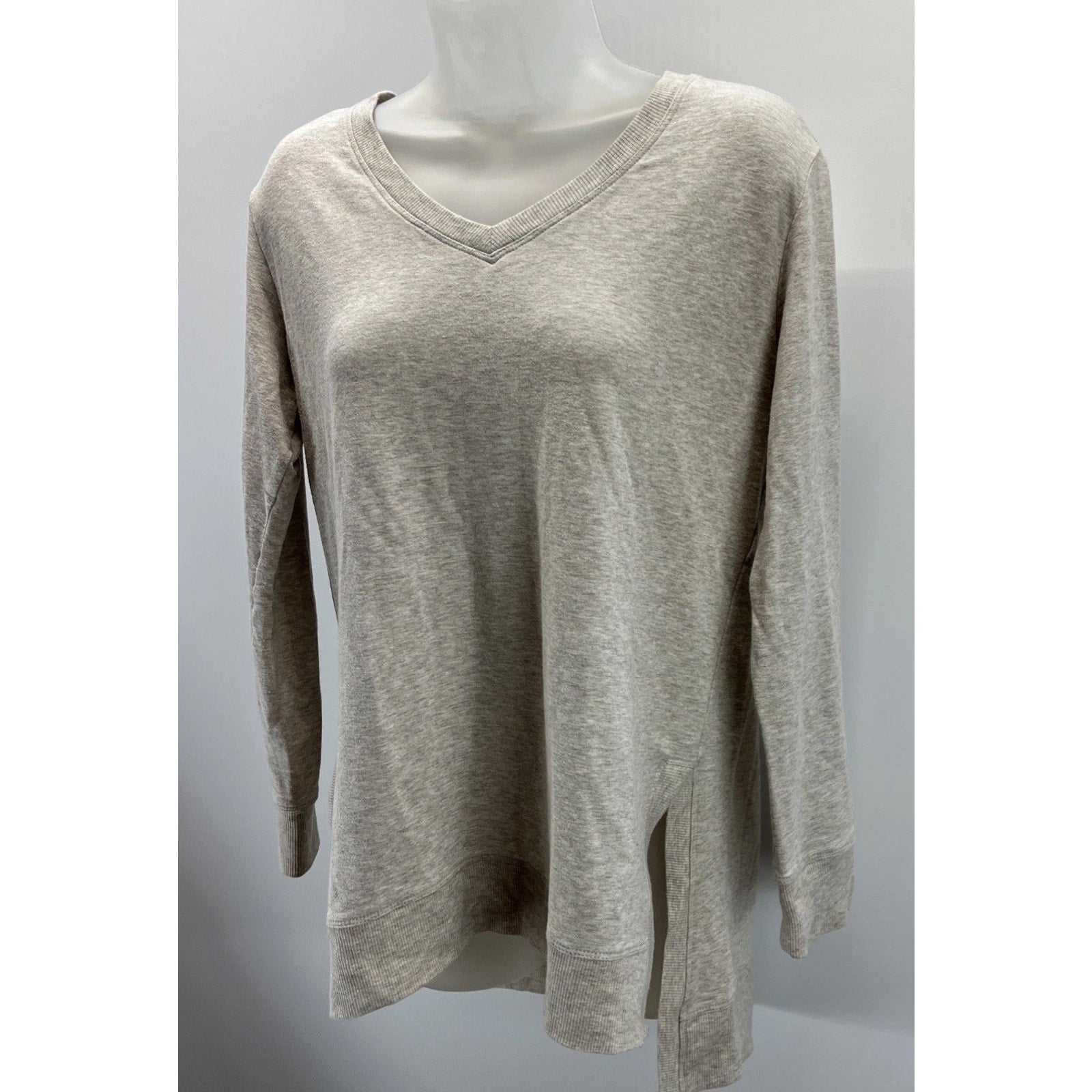 Chicos Zenergy Grey Long Sleeve Tunic Sweater V-Neck Relaxed Flowy Womens 0 S