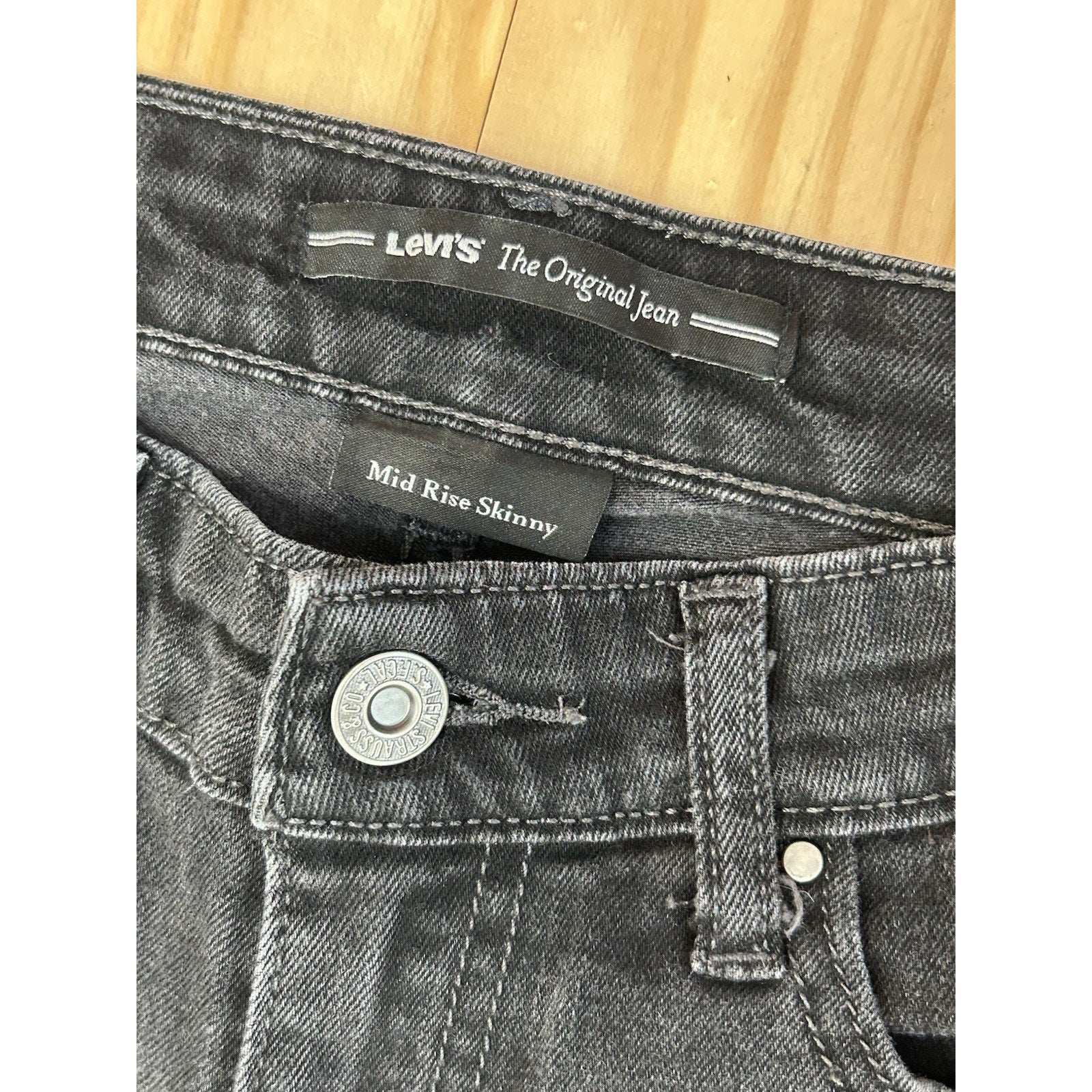 Levis Women's Jeans Size 2 Black Denim 2M Mid Rise Skinny - 1769 .