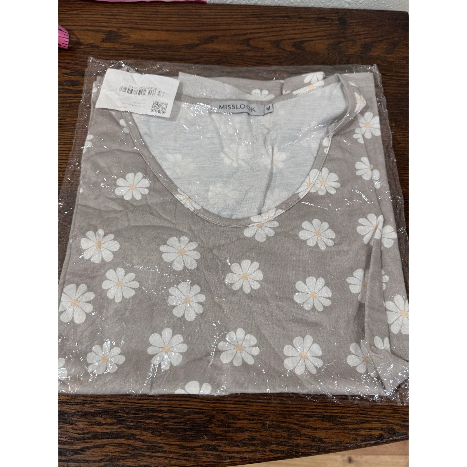 Misslook, Short Sleeve, V-Neck, Gray W/Daisy Print, T-Shirt Size Medium NWT