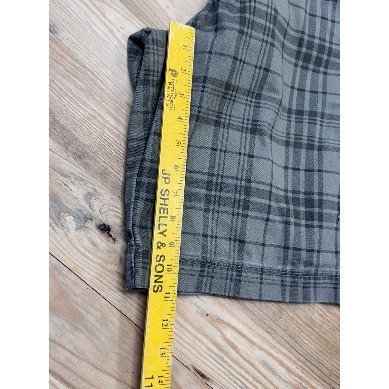 IZOD Men’s Green Plaid Cargo 100% Cotton Shorts Men’s Size 42