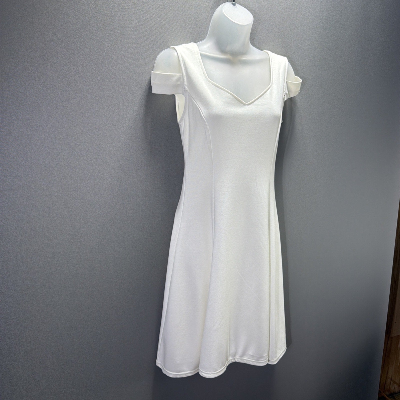 Ins Nova Women's Cold Shoulder Sleeve White V-Neck A-Line Dress Size Small NWT