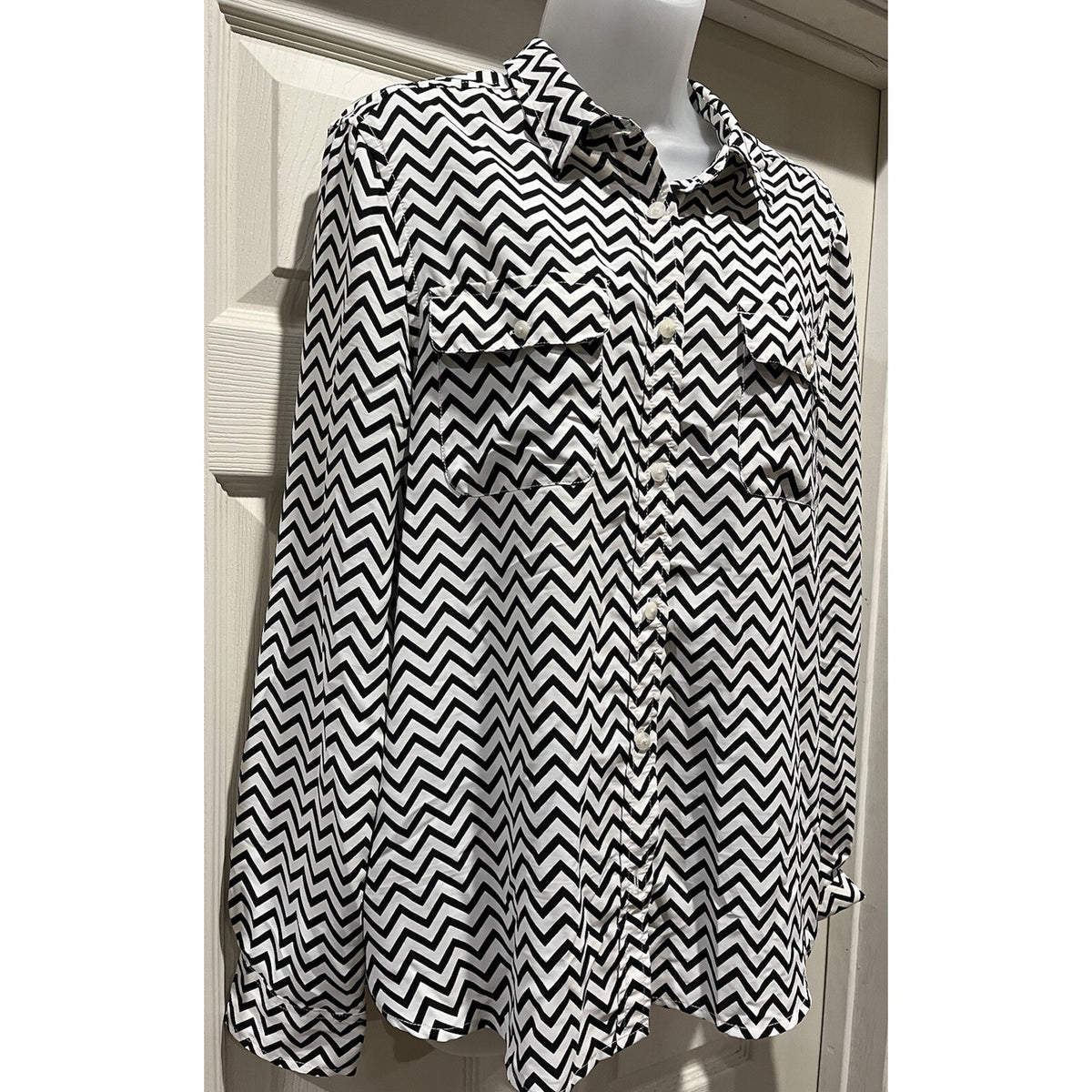American Eagle Womens Black And White Chevron Buttondown Blouse Size L