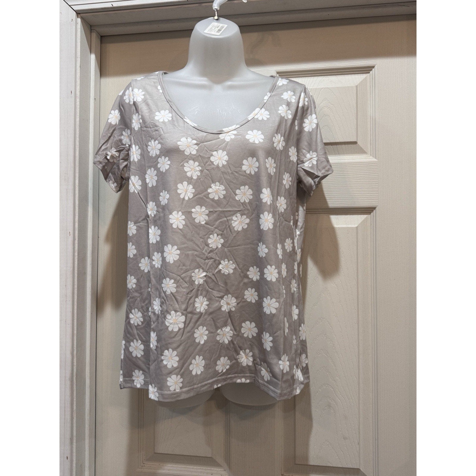 Misslook, Short Sleeve, V-Neck, Gray W/Daisy Print, T-Shirt Size Medium NWT