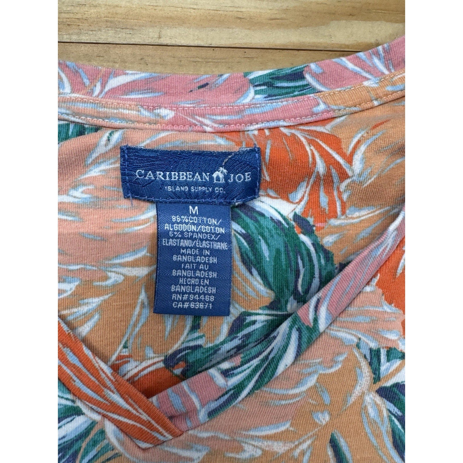 Caribbean Joe knit top size Medium short sleeve V neck Hawaiian floral pullover
