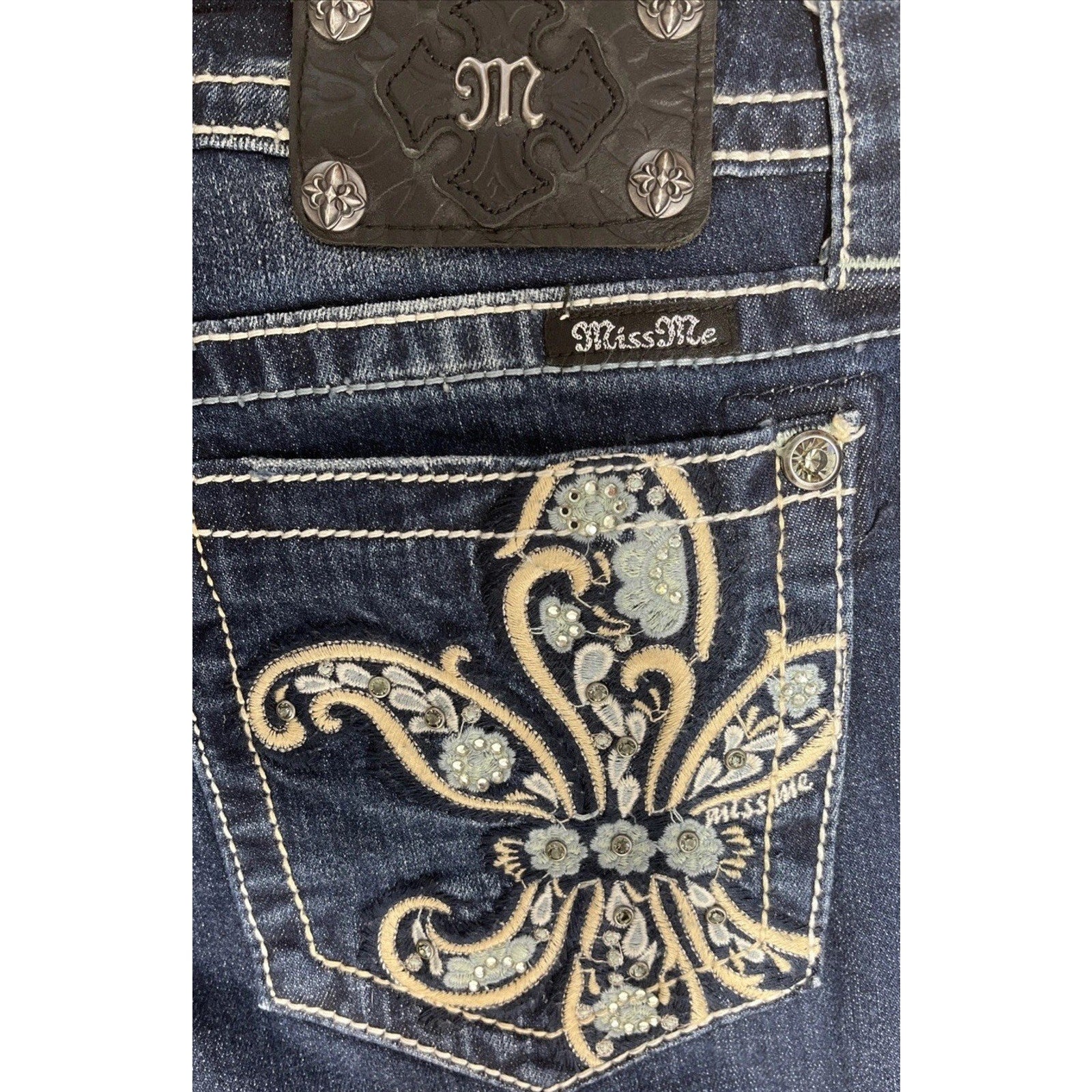 Miss Me Bling Fleur de Lis Boyfriend Capri Womens 29 Dark Stretch Denim JB5692P
