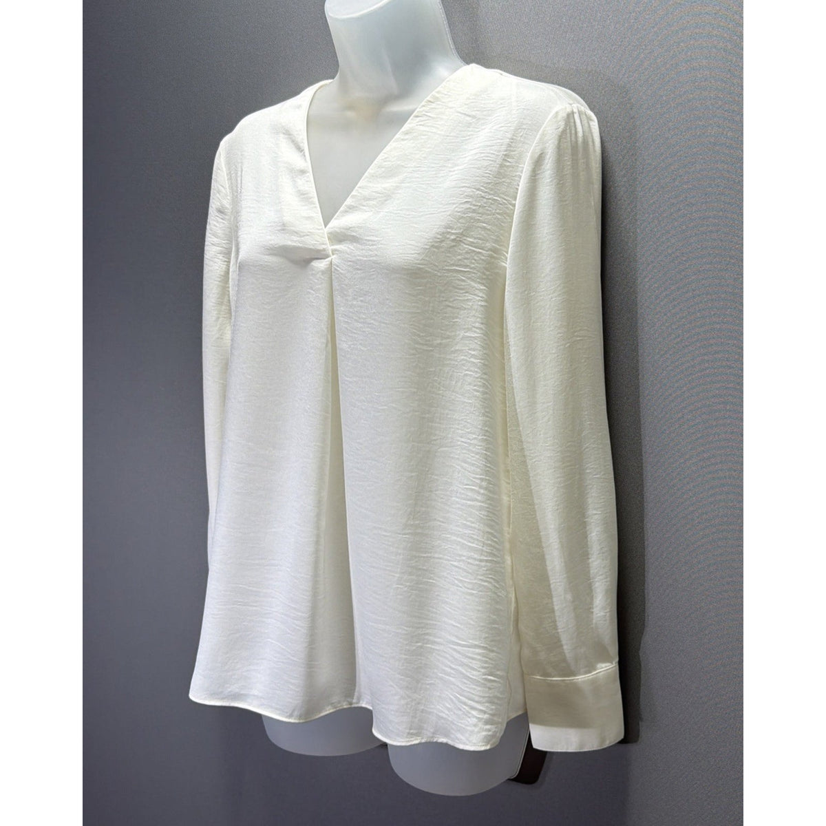 Banana Republic Blouse Womens XS Ivory V Neck Pleat Front Long Sleeve Top NWT