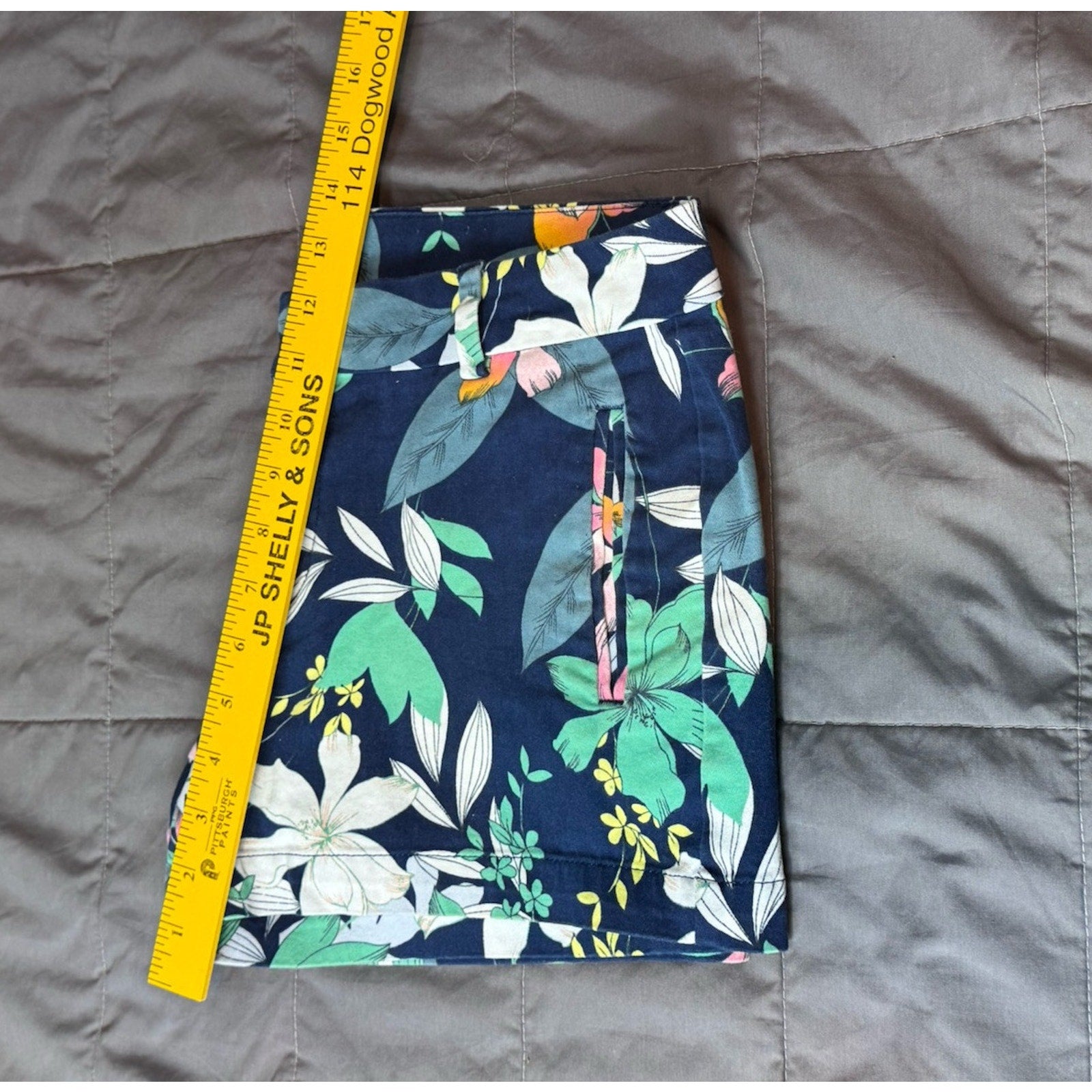 A.N.A Shorts Women's Size 6 Blue Floral Print Twill Mid Rise Mid Length Casual