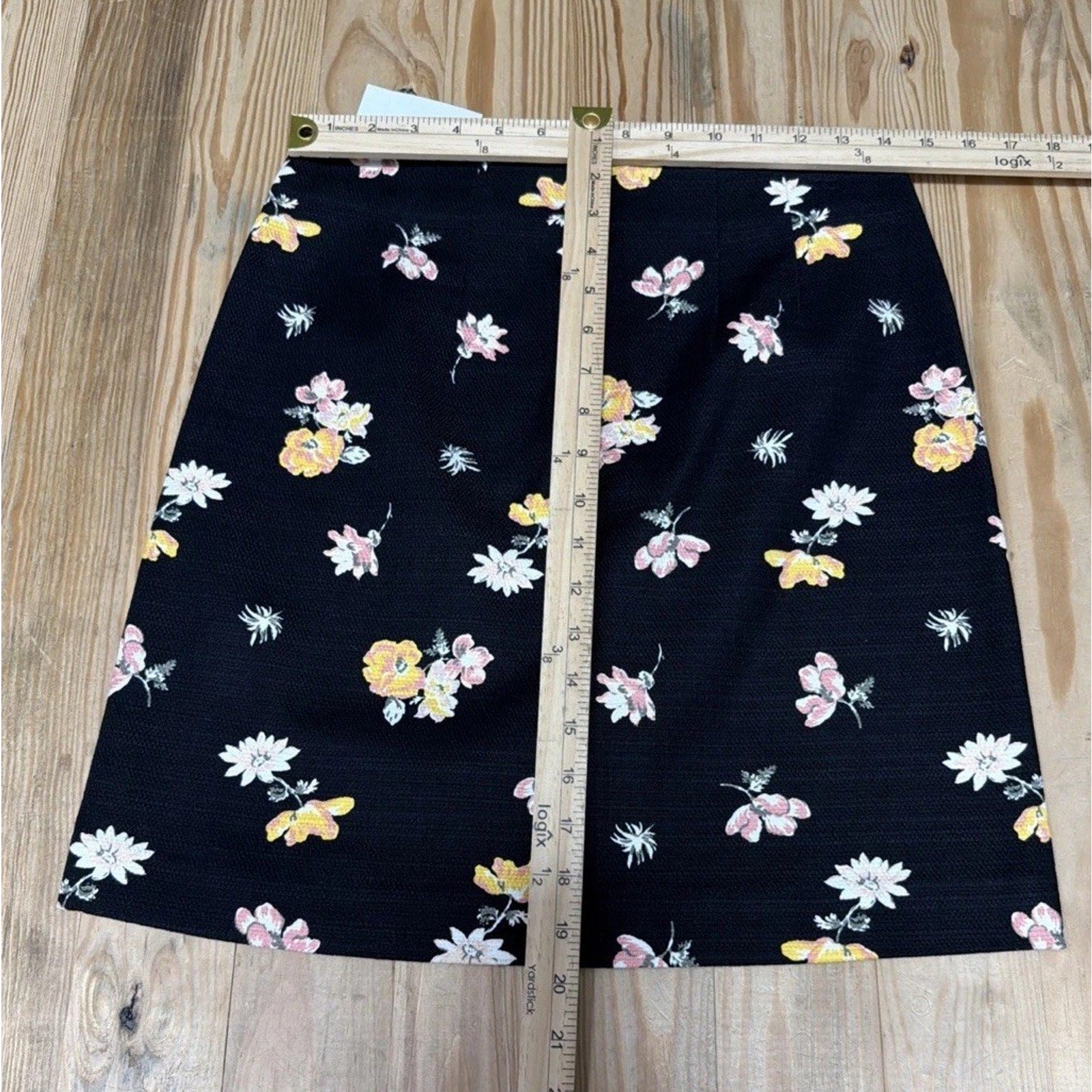 NWT Loft Outlet Women's Size 2 Short Skirt Black with Floral Design