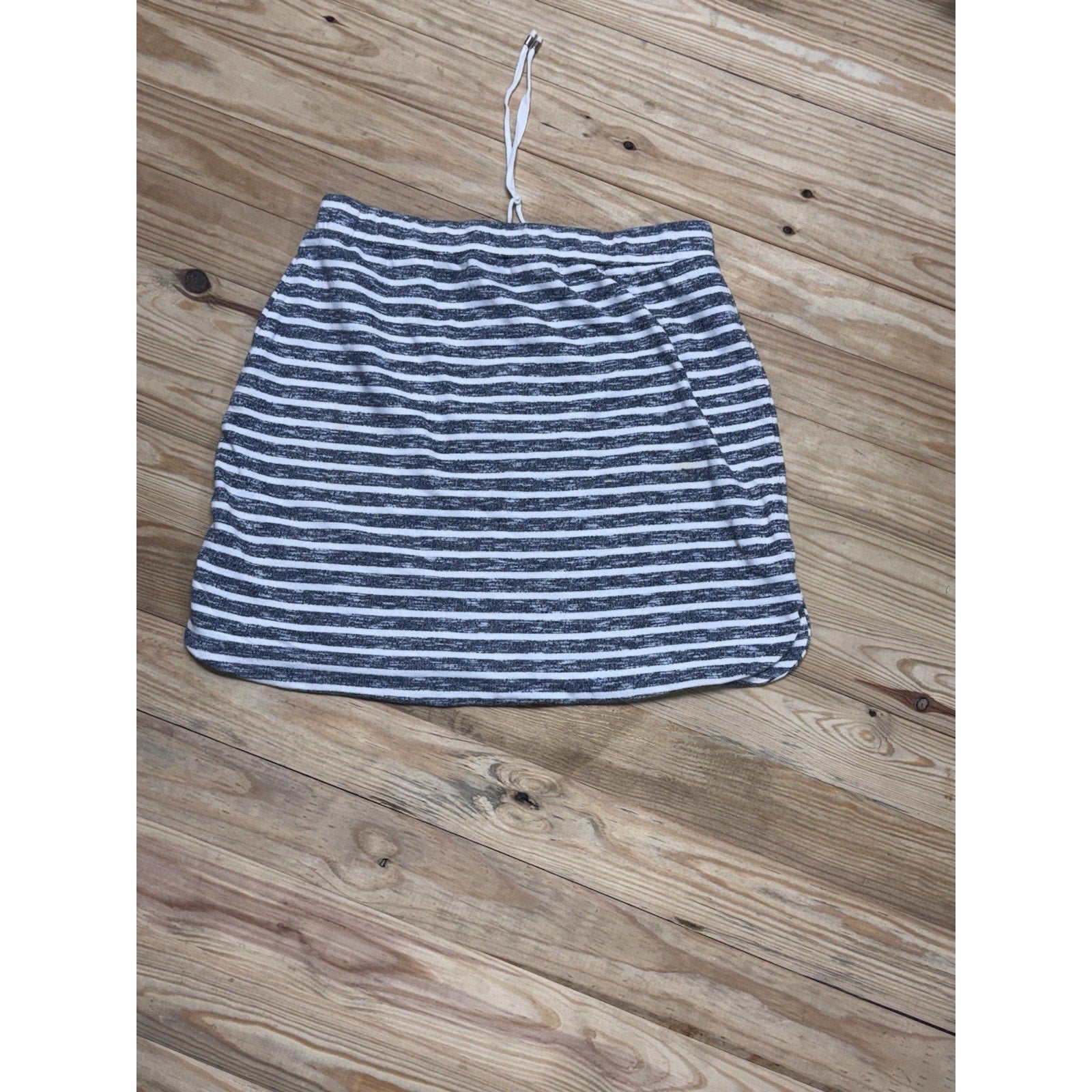 Dakini Skirt Size Women’s Medium Gray White Striped Pull-On Drawstring Short