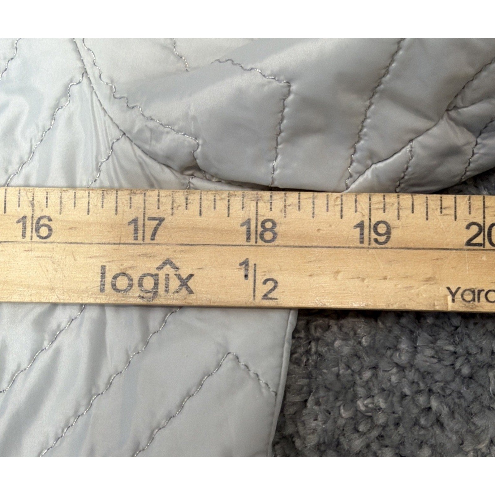 Chicos Woman's Silver Quilted Zip Long Sleeve Lightweight Jacket Size 0 SMALL