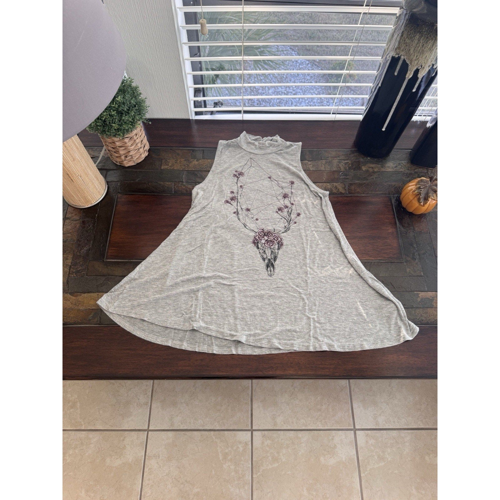 4th & Rose Tunic Women’s Size S Grey Gray Mock Neck Sleeveless Flowering Skull