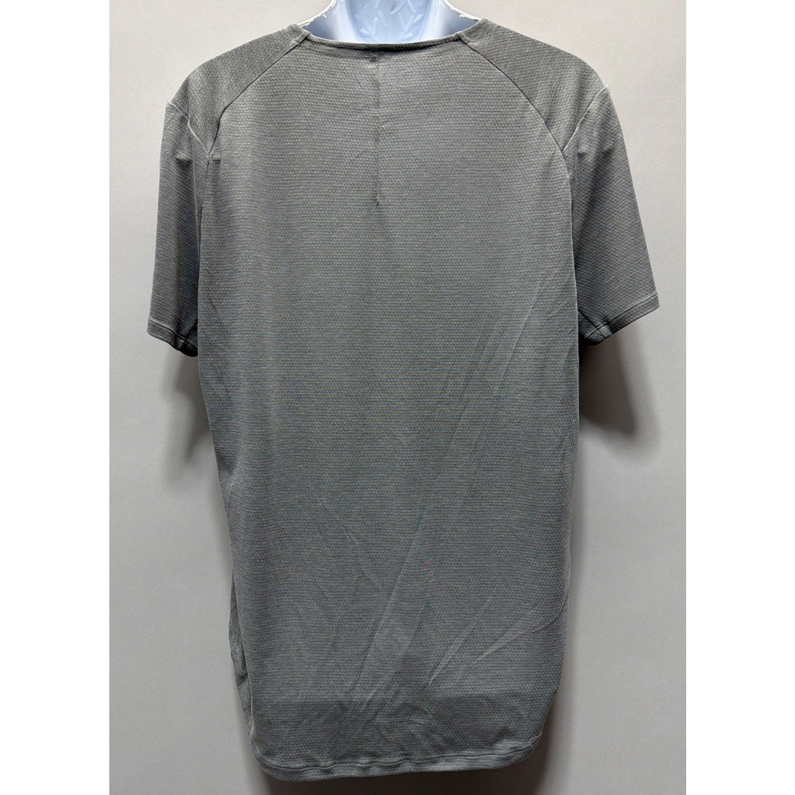 Lululemon Metal Tech Vent Men's Size XL Gray Short Sleeve Activewear T-Shirt