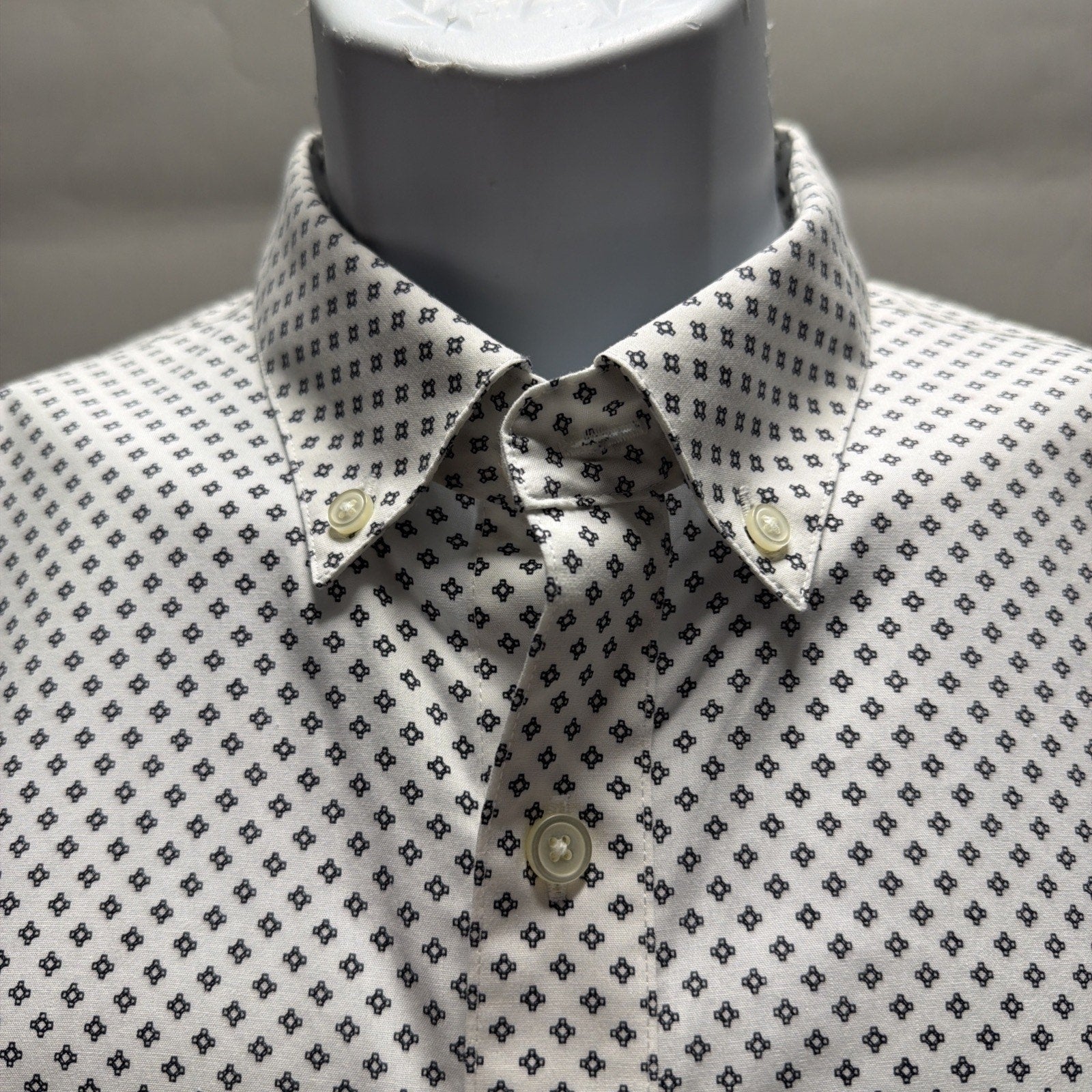 Banana Republic Standard-Fit Non-Iron Dress Shirt in White Blue Dot Size L NWOT
