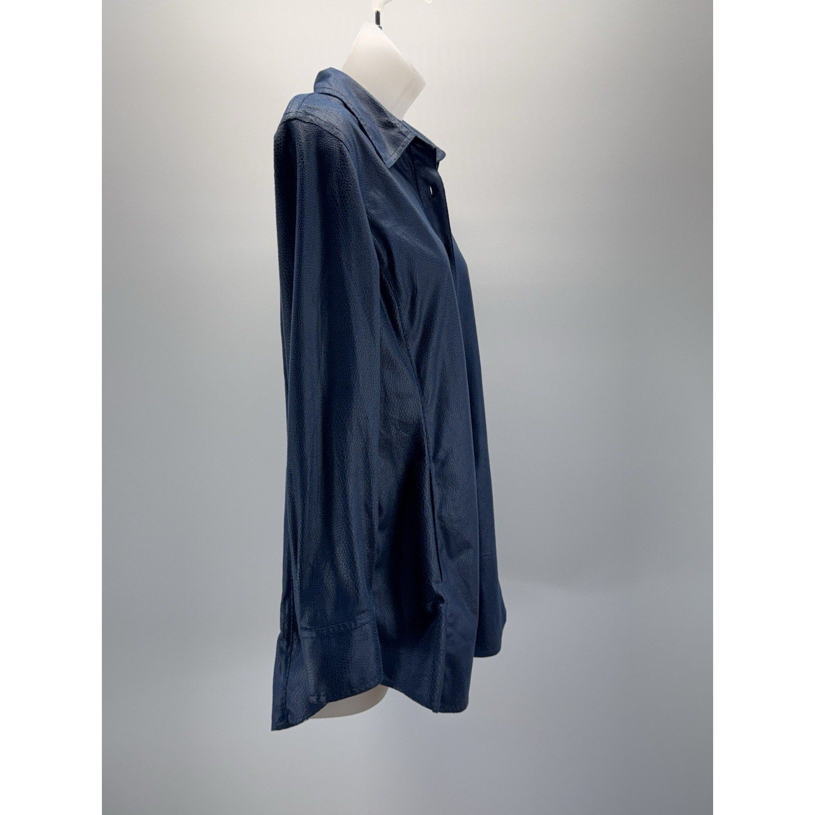 Chico's Womens Button Down Top 1 (M) Navy Textured Snakeskin Waist Pockets