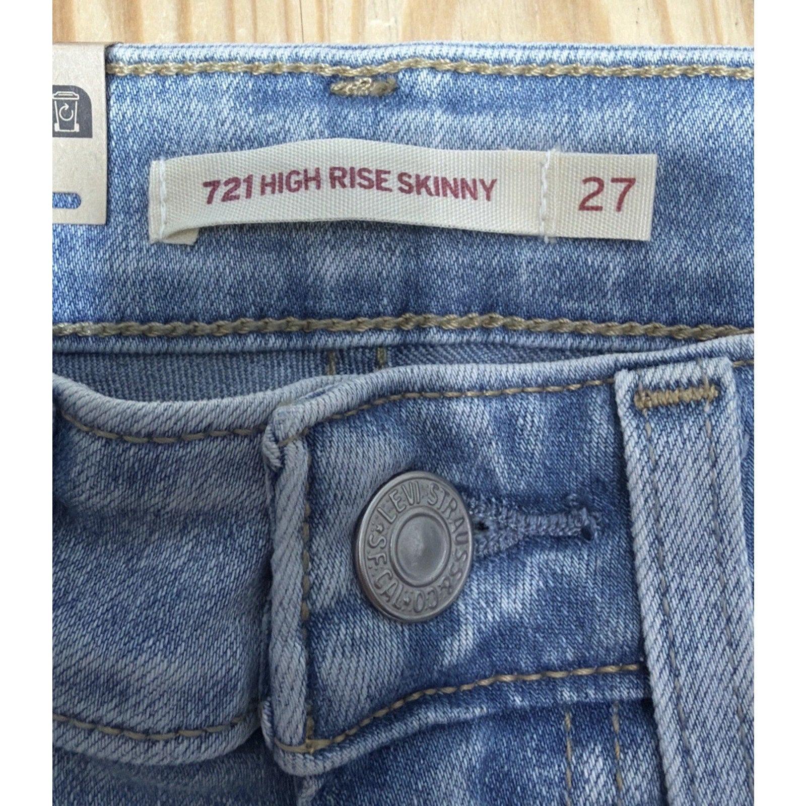 Levi's 721 Women's High Rise Skinny Jeans Seamed front Medium Wash 4 Short New