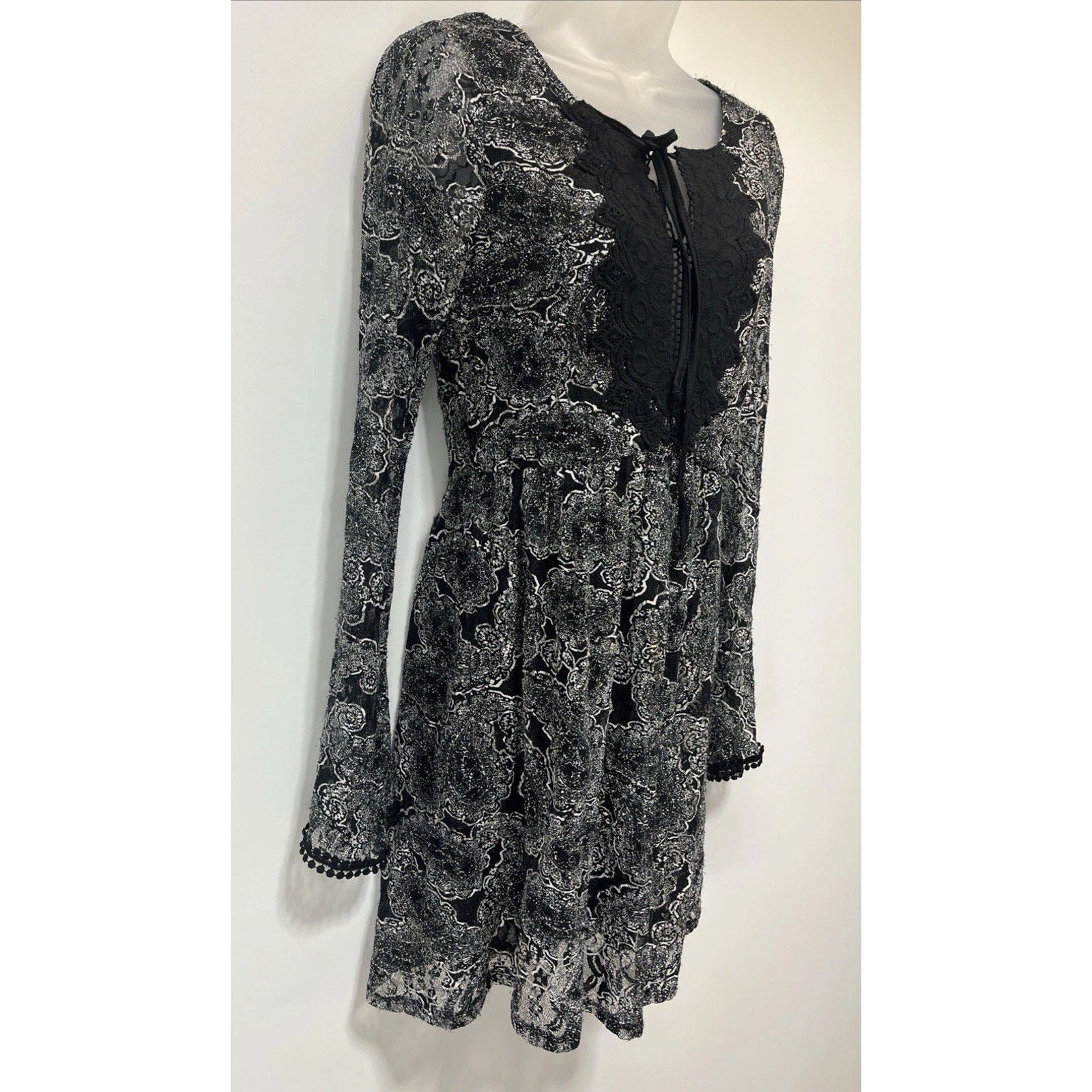 MI AMI Women Mini Peasant Dress Size Medium Paisley Lace Embroidered Pullover