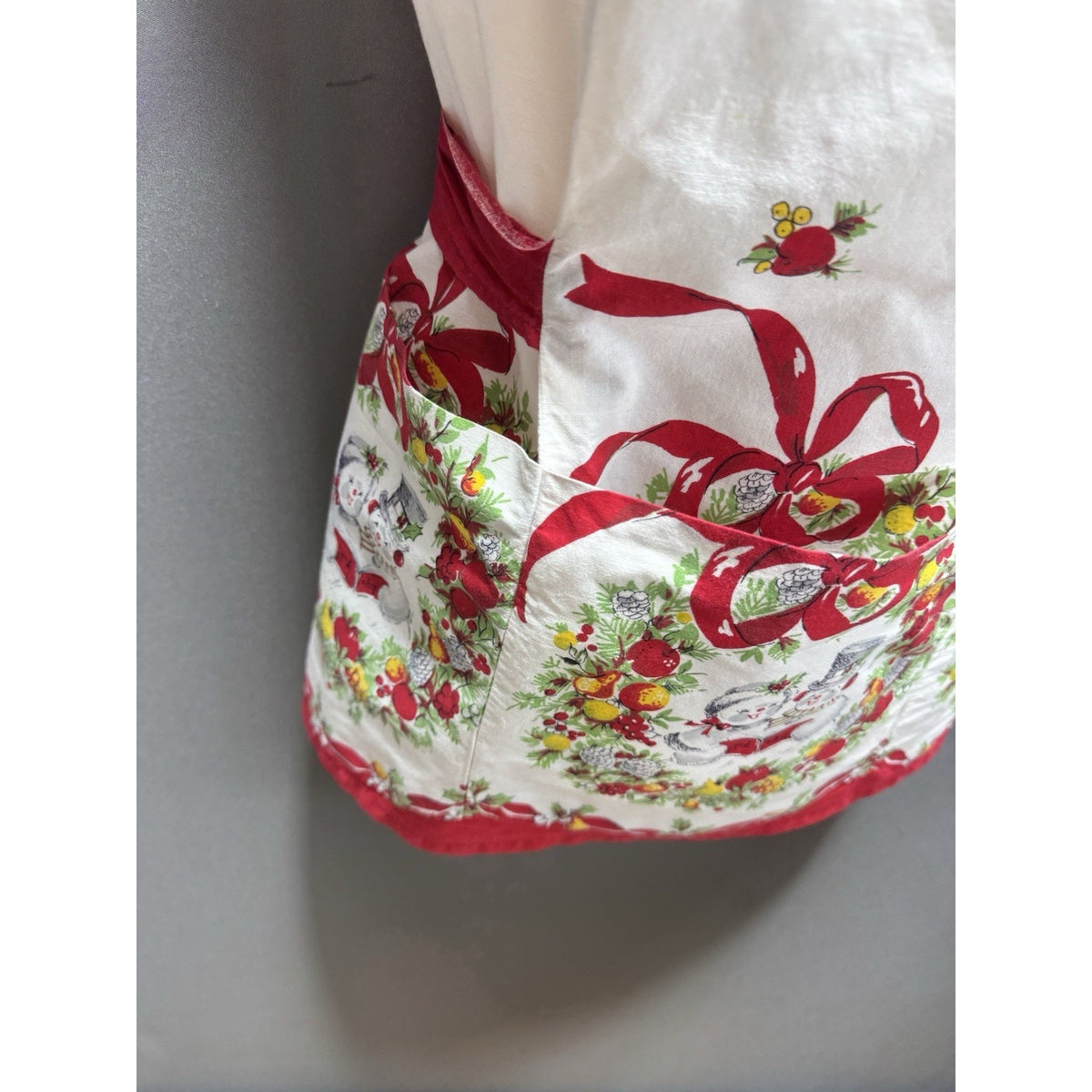 Vintage Christmas Cobbler Apron Snowman Wreath Red Bow Pockets Holiday Smock