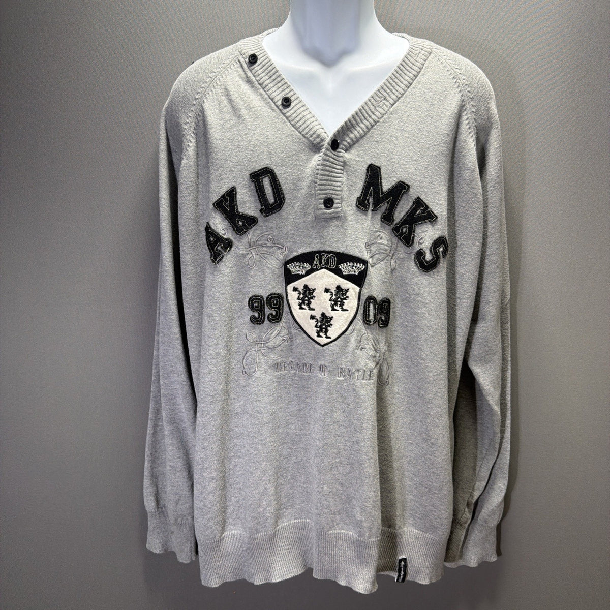 Akademiks AKDMKS Sweater Mens 2XL Gray Henley Embroidered Crest Y2K Hip Hop