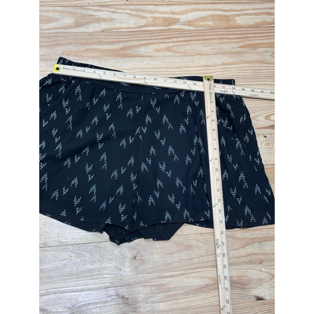 AVA & VIV Rayon Shorts 1X Black/White Elastic Back Waist 36” Unstretched Pockets