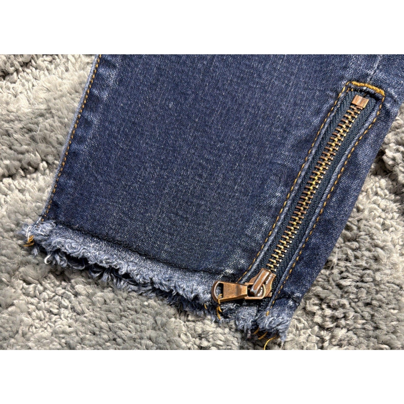 KanCan Jeans Womens 11/29Stretch Low Rise Med Wash Fade Raw Hem Zipped Ankle Zip