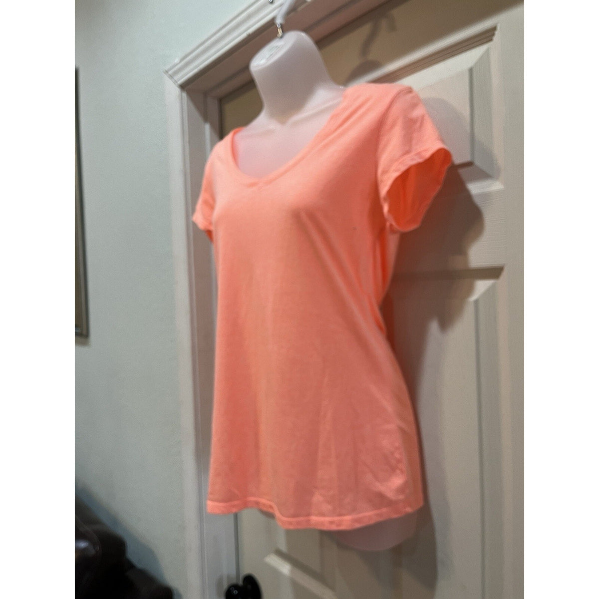 No Boundaries Juniors' Short Sleeve Orange V Neck Short Sleeve T-Shirt L