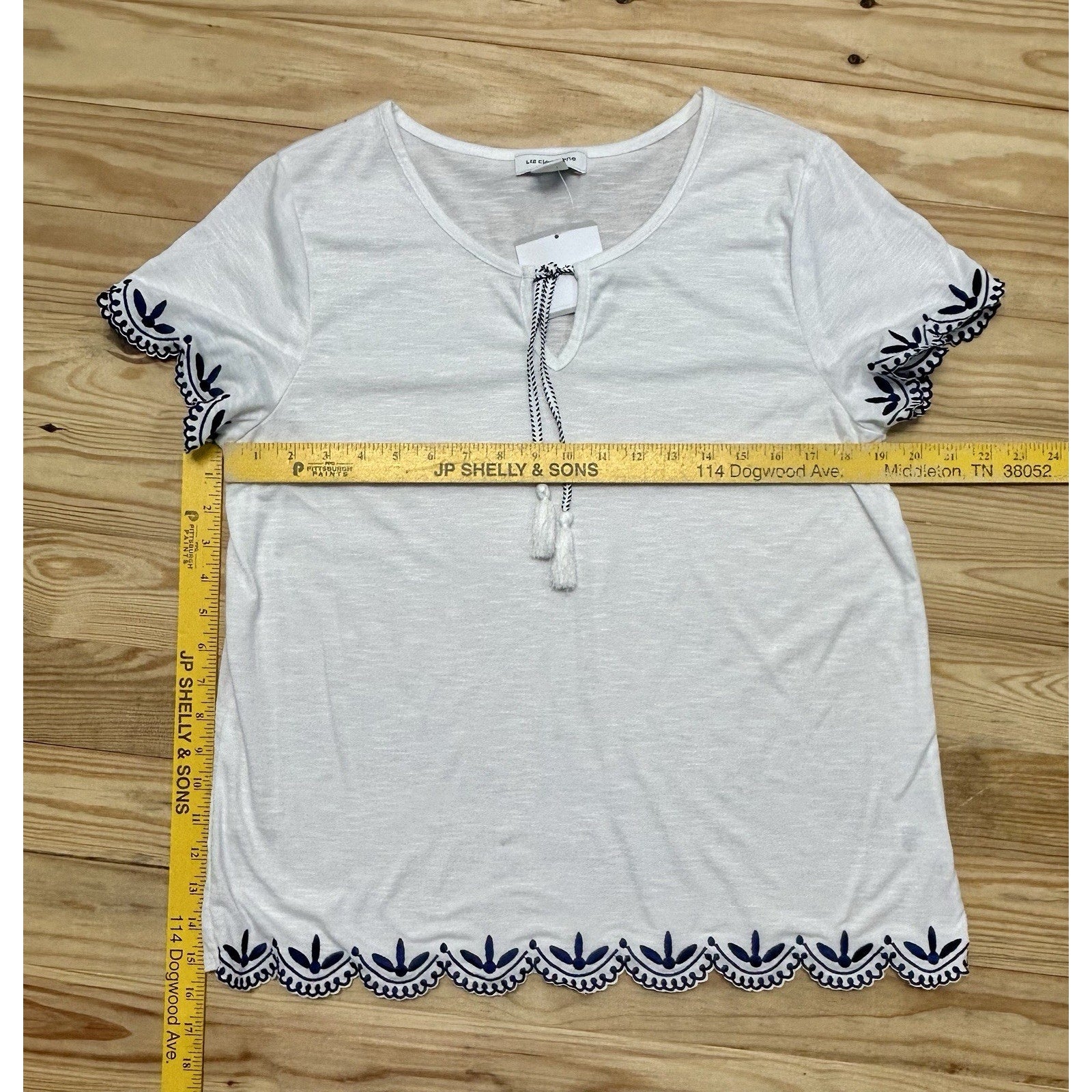 Liz Claiborne Top Womens Large White With Blue Trim Pullover Short Sleeves NWT.