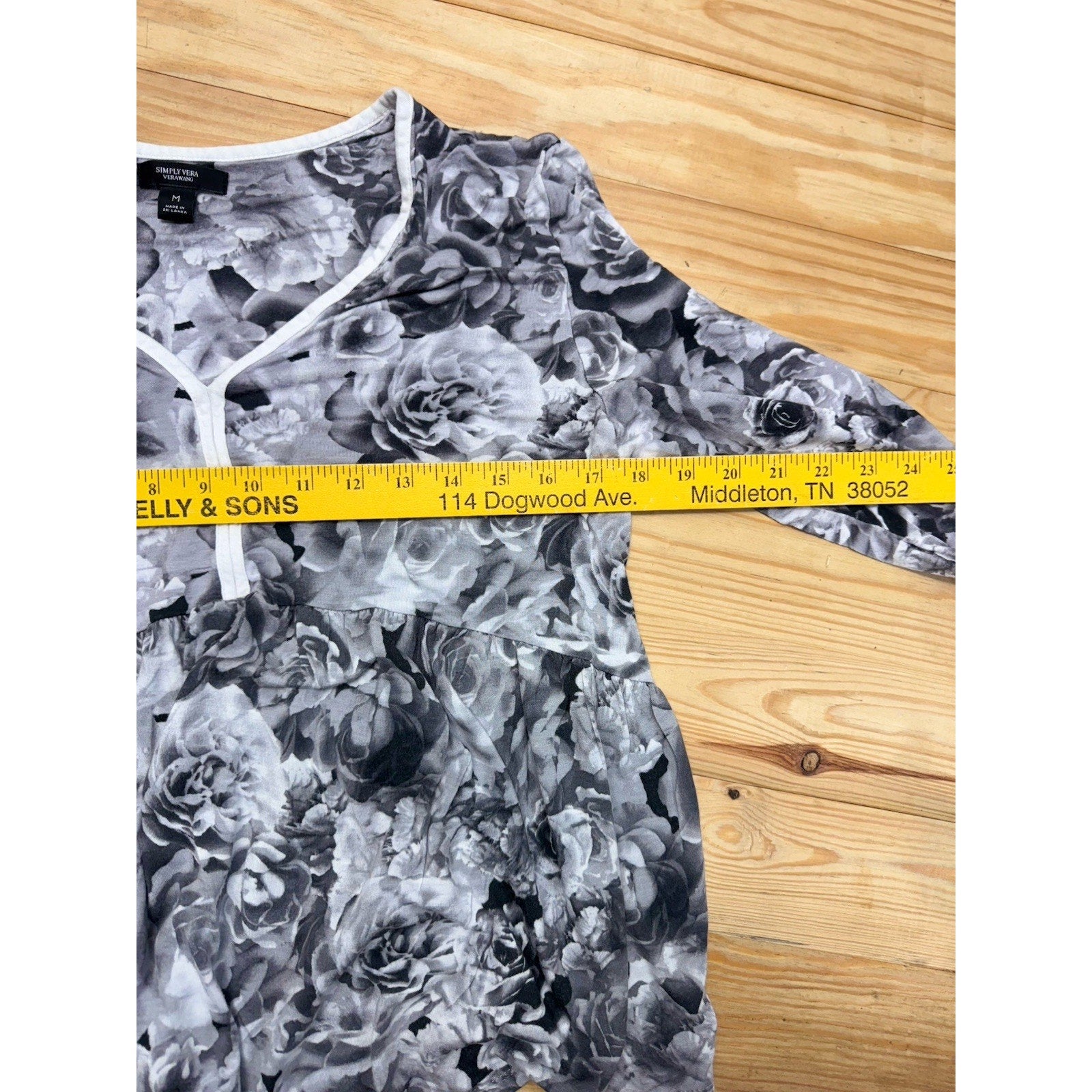 Simply Vera Vera Wang Women’s Roses Blouse Top Size Medium Black And White