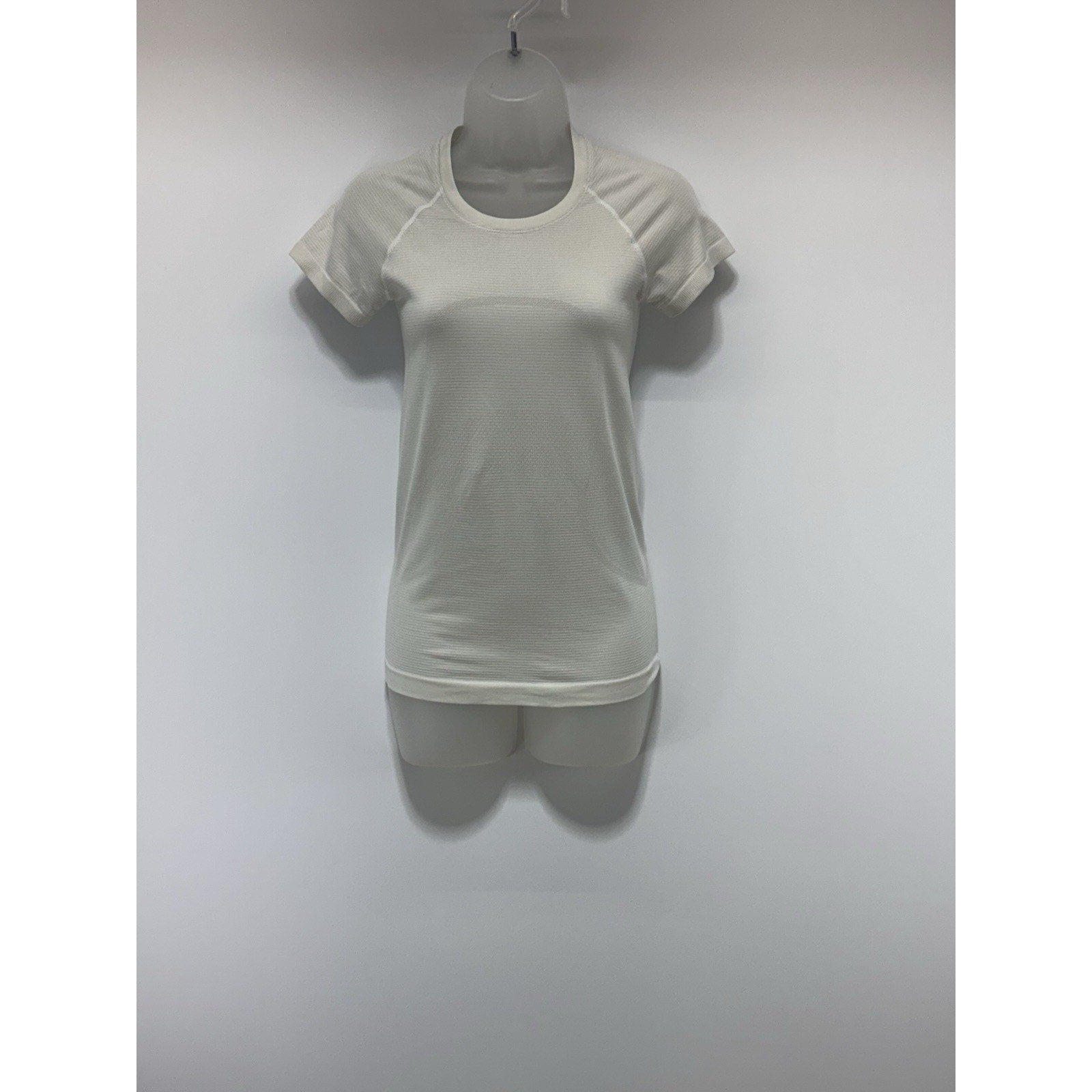 Lululemon Swiftly Tech T Shirt Ivory Athletic Tee Women’s Measures 25 Bust X 24
